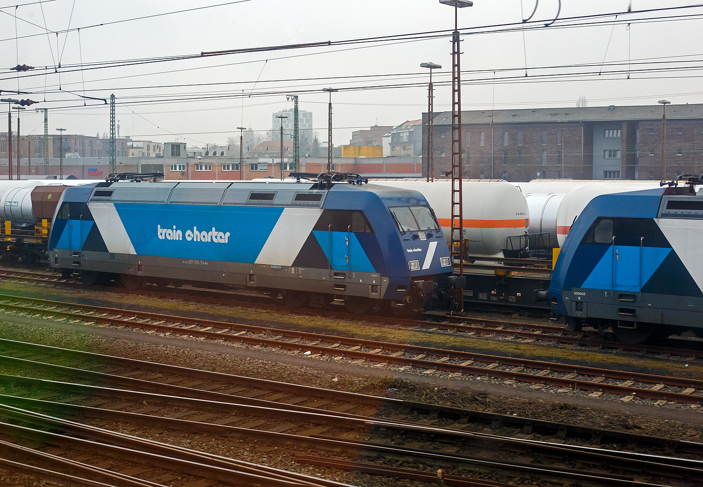 Die 101 133-7 / TCS 103003 (91 80 6101 133-7 D-TCS) der TCS - Train Charter Services B.V., 's-Hertogenbosch (Niederlande) ist am 21 Januar 2025 beim Hbf Münster (Westfalen) abgestellt, die ich aus einem fahrenden IC heraus ablichten konnte. Rechts die 101 128-7 / TCS 103002.

Die Lok wurde 1998 von ADtranz (ABB Daimler-Benz Transportation GmbH) in Kassel unter der Fabriknummer 33243 gebaut und an die DB Fernverkehr geliefert. Zum 17. Oktober 2023 wurde sie an die HTFS - HappyTrain Fleet Services B.V., Hendrik Ido Ambacht in die Niederlande verkauft, wo sie als HTFS 103002 bezeichnet wird, betrieben wird die Lok von TCS - Zugcharter Services B.V.,'s-Hertogenbosch.
