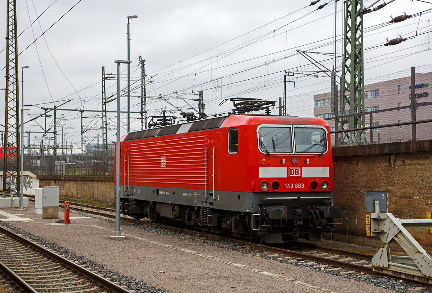 Die 143 883-7 (91 80 6143 883-7 D-DB) der DB Regio AG S�dost (S-Bahn Dresden) ist am 06.12.2022 im Hbf Dresden abgestellt.

Die Lok wurde 1989 bei LEW (VEB Lokomotivbau Elektrotechnische Werke Hans Beimler Hennigsdorf) unter der Fabriknummer 20333 gebaut und als DR 243 883-6 an die Deutsche Reichsbahn geliefert, 1992 erfolgte die Umzeichnung in DR 143 883-7 und 1994 in DB 143 883-7.
