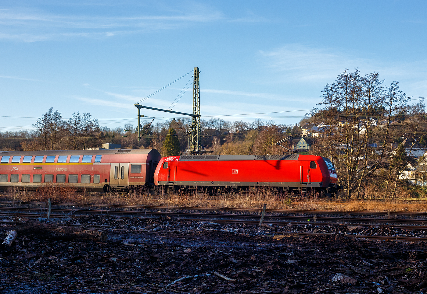 Die 146 001-3 (91 80 6146 001-3 D-DB) der DB Regio NRW schiebt am 26 Dezember 2024, den RE 9 - Rhein Sieg Express (RSX) Siegen - K�ln – Aachen, durch Scheuerfeld/Sieg in Richtung K�ln.

Die TRAXX P160 AC1 (Br 146.0) wurde 2000 von ABB Daimler-Benz Transportation GmbH (Adtranz) in Kassel unter der Fabriknummer 33808 gebaut.  
