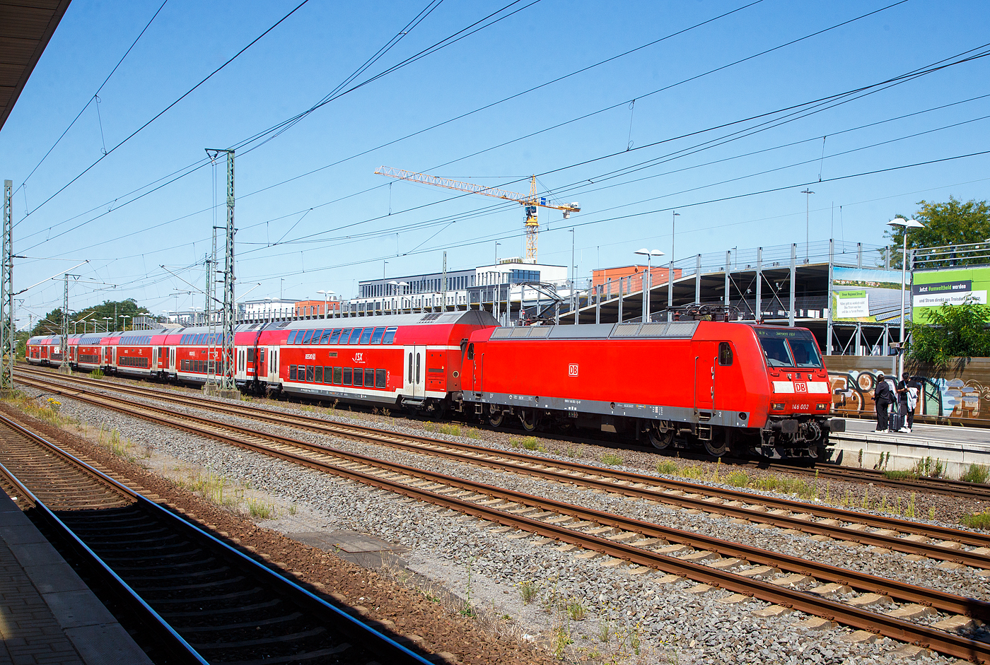 Die 146 002-1 (91 80 6146 002-1 D-DB) der DB Regio NRW erreicht am 12 August 2022, mit dem RE 9 (rsx - Rhein-Sieg-Express) Aachen - Köln – Siegen, den Bahnhof Siegburg/Bonn.

Die TRAXX P160 AC1 wurde 2001 von Adtranz in Kassel unter der Fabriknummer 33809 gebaut.