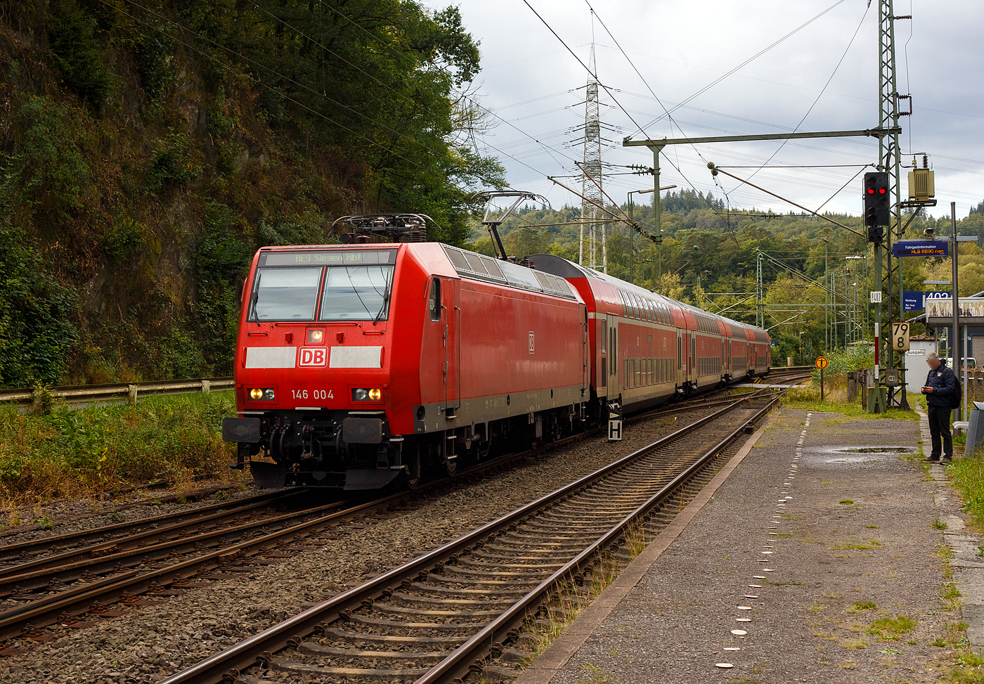 Die 146 004-7 (91 80 6146 004-7 D-DB) der DB Regio NRW fährt am 11 September 2024, mit dem RE 9 (rsx - Rhein-Sieg-Express) Aachen - Köln - Siegen, durch den Bahnhof Scheuerfeld (Sieg) in Richtung Betzdorf.

Die TRAXX P160 AC1 wurde 2001 von Adtranz in Kassel unter der Fabriknummer 33811 gebaut.  
