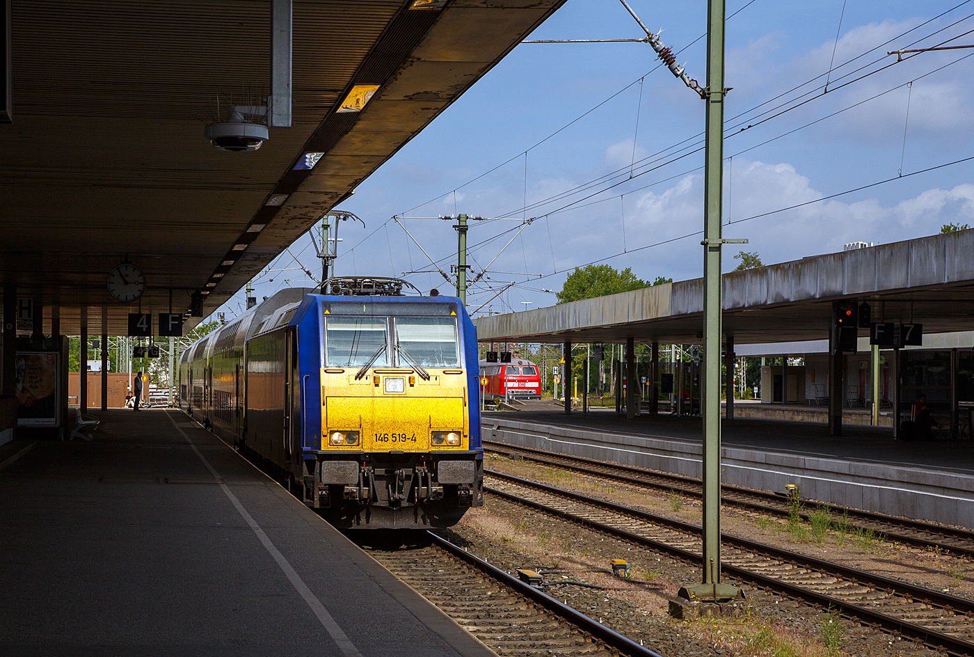 Die 146 519-4 (91 80 6146 519-4 D-BTH) der Landesnahverkehrsgesellschaft Niedersachsen mbH (LNVG) fährt am 14 Mai 2022, mit dem metronom ME RE3 nach Hamburg Hbf, in den Hauptbahnhof Hannover ein.

Die TRAXX P160 AC2 wurde 2005 von Bombardier in Kassel unter der Fabriknummer 34023 gebaut und an die Connex Regiobahn GmbH geliefert.

LEBENSLAUF und ehem. Bezeichnungen:
•	2005 vermietet an die NOB - Nord-Ostsee-Bahn GmbH, Kiel
•	2006 vermietet an die RBB - Regiobahn Bitterfeld Berlin GmbH (zu Veolia Verkehr Regio GmbH), zum 01.01.2007 erhalt der  NVR-Nummer 91 80 6146 519-4 D-RBB)
•	Ab Juni 2009 Untervermietung an die WLE - Westfälische Landes-Eisenbahn GmbH, Lippstadt 
•	Ab April 2012 Untervermietung an die metronom Eisenbahngesellschaft mbH, Uelzen (als 91 80 6146 519-4 D-ME)
•	2016 Verkauf an die Macquarie European Rail Limited Luxembourg, geführt als 91 80 6146 519-4 D-MERL
•	2017 vermietet an die HSL Logistik GmbH, Hamburg (als 91 80 6146 519-4 D-HSL)
•	April 2020 Übernahme des Leasinggeschäfts für Schienenfahrzeuge der Macquarie Europeto Rail (MER) durch die AKIEM SAS, somit neue Nr. 91 80 6146 519-4 D-AKIEM
•	September 2020 wieder vermietet an die metronom Eisenbahngesellschaft mbH in Uelzen (nun als 91 80 6146 519-4 D-BTH
•	Und letztendlich wurde sie im Februar 2021 verkauft an die LNVG - Landesnahverkehrsgesellschaft Niedersachsen mbH in Hannover, die wiederum das Rollmaterial der Metronom Eisenbahngesellschaft mbH (Uelzen) zu Verfügung stellt.

Die Metronom Eisenbahngesellschaft mbH (Eigenschreibweise metronom) ist ein nichtbundeseigenes Eisenbahnverkehrsunternehmen mit Sitz in Uelzen und zählt mit täglich über 100.000 Fahrgästen zu den größten Privatbahnen Deutschlands. Das gesamte Rollmaterial stammt aus dem Landespool der Landesnahverkehrsgesellschaft Niedersachsen mbH (LNVG). Es ist für die Dauer der jeweiligen Verkehrsleistung angemietet und in den von der LNVG vorgesehenen Farben Blau, Weiß und Gelb lackiert.
