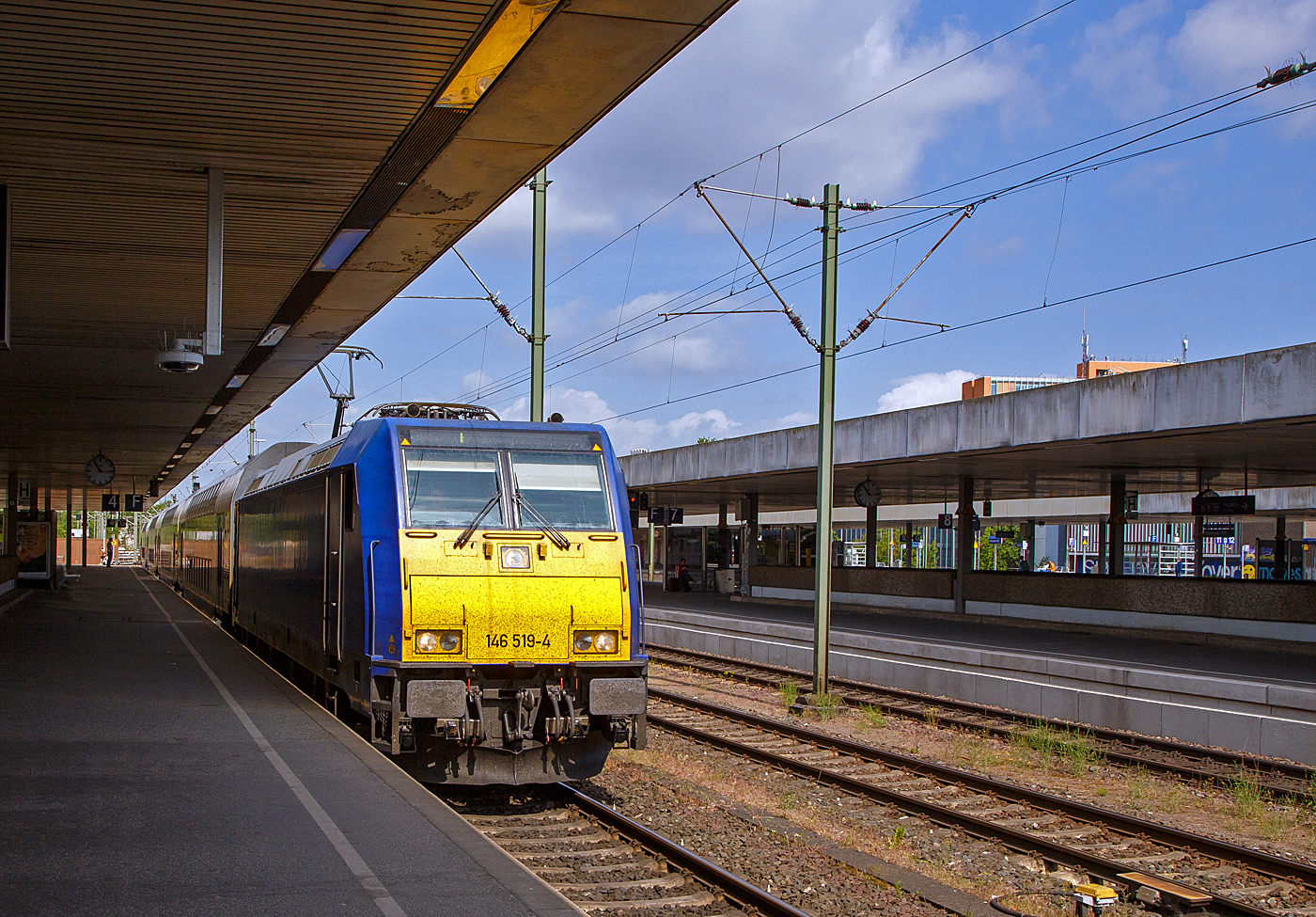 Die 146 519-4 (91 80 6146 519-4 D-BTH) der Landesnahverkehrsgesellschaft Niedersachsen mbH (LNVG) fährt am 14 Mai 2022, mit dem metronom ME RE 3 nach Hamburg Hbf, in den Hauptbahnhof Hannover ein.

Die TRAXX P160 AC2 wurde 2005 von Bombardier in Kassel unter der Fabriknummer 34023 gebaut und an die Connex Regiobahn GmbH geliefert.

LEBENSLAUF und ehem. Bezeichnungen:
• 2005 vermietet an die NOB - Nord-Ostsee-Bahn GmbH, Kiel
• 2006 vermietet an die RBB - Regiobahn Bitterfeld Berlin GmbH (zu Veolia Verkehr Regio GmbH), zum 01.01.2007 erhalt der  NVR-Nummer 91 80 6146 519-4 D-RBB)
• Ab Juni 2009 Untervermietung an die WLE - Westfälische Landes-Eisenbahn GmbH, Lippstadt 
• Ab April 2012 Untervermietung an die metronom Eisenbahngesellschaft mbH, Uelzen (als 91 80 6146 519-4 D-ME)
• 2016 Verkauf an die Macquarie European Rail Limited Luxembourg, geführt als 91 80 6146 519-4 D-MERL
• 2017 vermietet an die HSL Logistik GmbH, Hamburg (als 91 80 6146 519-4 D-HSL)
• April 2020 Übernahme des Leasinggeschäfts für Schienenfahrzeuge der Macquarie Europeto Rail (MER) durch die AKIEM SAS, somit neue Nr. 91 80 6146 519-4 D-AKIEM
• September 2020 wieder vermietet an die metronom Eisenbahngesellschaft mbH in Uelzen (nun als 91 80 6146 519-4 D-BTH
• Und letztendlich wurde sie im Februar 2021 verkauft an die LNVG - Landesnahverkehrsgesellschaft Niedersachsen mbH in Hannover, die wiederum das Rollmaterial der Metronom Eisenbahngesellschaft mbH (Uelzen) zu Verfügung stellt.

Die Metronom Eisenbahngesellschaft mbH (Eigenschreibweise metronom) ist ein nichtbundeseigenes Eisenbahnverkehrsunternehmen mit Sitz in Uelzen und zählt mit täglich über 100.000 Fahrgästen zu den größten Privatbahnen Deutschlands. Das gesamte Rollmaterial stammt aus dem Landespool der Landesnahverkehrsgesellschaft Niedersachsen mbH (LNVG). Es ist für die Dauer der jeweiligen Verkehrsleistung angemietet und in den von der LNVG vorgesehenen Farben Blau, Weiß und Gelb lackiert.