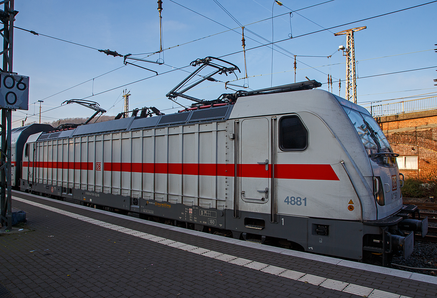 Die 147 561-5 (91 80 6147 561-5 D-DB – IC 4881) der DB Fernverkehr AG hat am 07.03.2022, mit dem IC 2227 (Münster - Siegen - Friedberg/Hessen) im Hauptbahnhof Siegen Kopfgemacht. Gleich folgt der Richtungswechsel, aus der Schublok wird dann die Zuglok und die Fahrt in Richtung Friedberg (Hessen) geht dann weiter. Daher wird gerade auf den hinteren Stromabnehmer gewechselt.

Die TRAXX P160 AC3 wurde 2017 von Bombardier in Kassel unter der Fabriknummer 35483 gebaut und an die DB Fernverkehr AG geliefert. Sie hat die Zulassungen für Deutschland. Für die Schweiz ist/war die Zulassung auch vorgesehen, daher hat sie auch vier Stromabnehmer, doch wurde noch keine Zulassung für die Schweiz vom Hersteller erlangt. Die zwei schmaleren Stromabnehmer könnte man auch abbauen und anderweitig verwenden, denn ich vermute dass es keine Zulassung für die Schweiz mehr geben wird.
