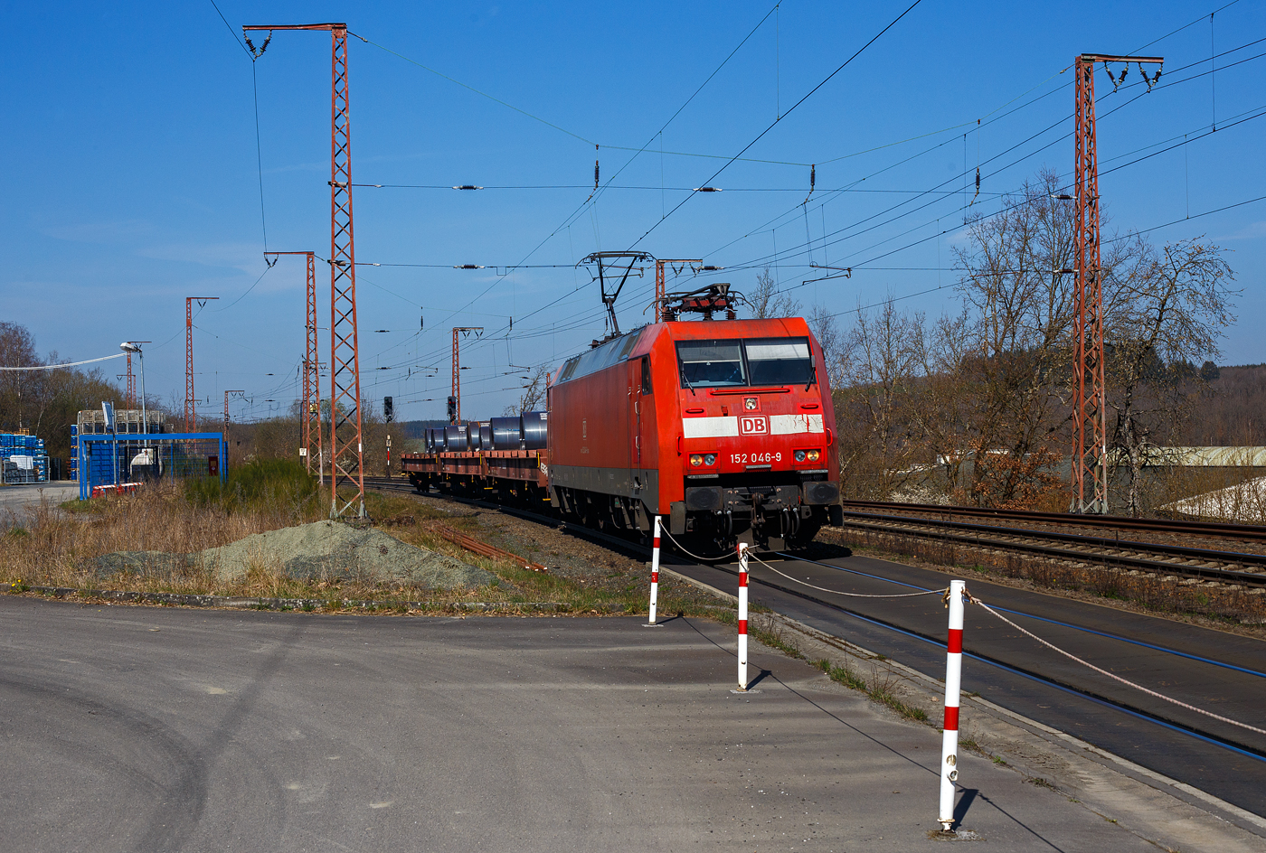 Die 152 046-9 (91 80 6152 046-9 D-DB) der DB Cargo AG fährt am 12 April 2025, mit einem kurze Warmband-Coilzug (3 sechsachsige Wagen der Gattung Sahmms 711.0), durch Rudersdorf (Kr. Siegen) in Richtung Dillenburg. Nochmals einen lieben Gruß an den netten Lokführer zurück.

Die Lok wurde 1999 bei Krauss Maffei (heute Siemens) in München-Allach unter der Fabriknummer 20173 gebaut, die elektrische Ausrüstung wurde DUEWAG unter der Fabriknummer 91938 geliefert. 
