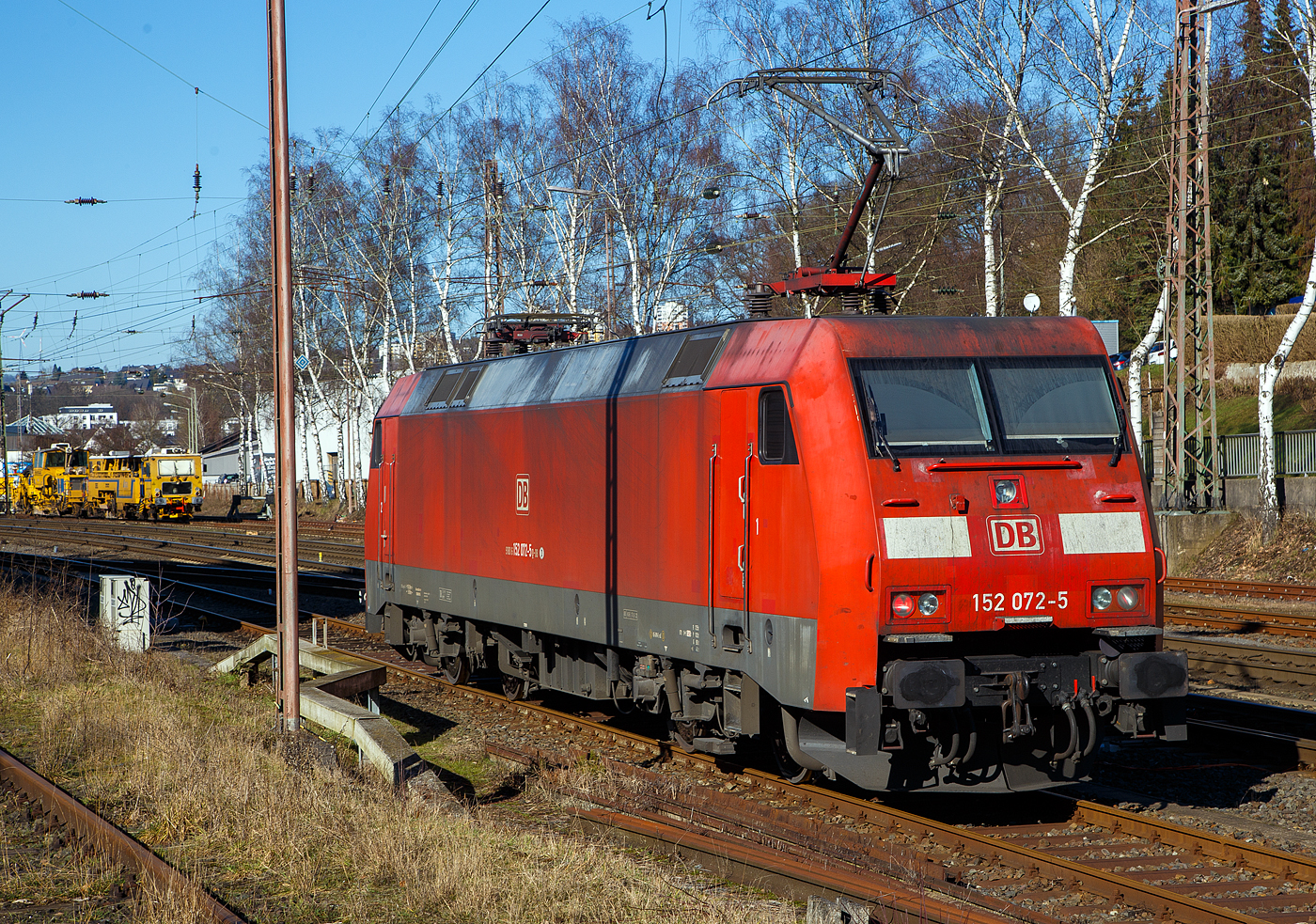 Die 152 072-5 (91 80 6152 072-5 D-DB) der DB Cargo AG am 13.02.2023 in Kreuztal.

Die Siemens ES64F wurde 1999 noch von Krauss-Maffei (heute SIEMENS Mobilitiy) in München-Allach unter der Fabriknummer 20199 gebaut. Die elektrische Ausrüstung lieferte DUEWAG unter der Fabriknummer 91951.