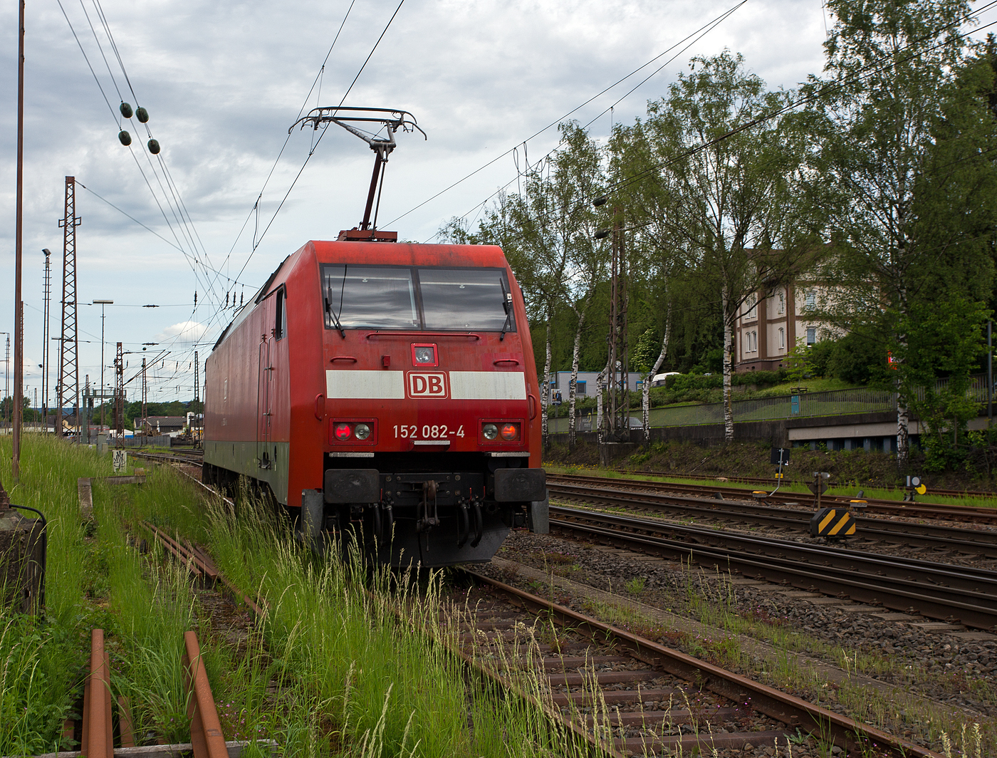 Die 152 082-4 (91 80 6152 082-4 D-DB) der DB Cargo AG setzt am 24 Mai 2024 in Kreuztal auf dem Stumpfgleis um.

Die Siemens ES64F wurde 1999 noch von Krauss-Maffei in München-Allach unter der Fabriknummer 20209 gebaut.
