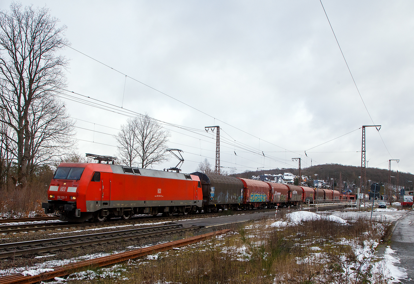 Die 152 132-7 (91 80 6152 132-7 D-DB) der DB Cargo AG am 27.01.2023  mit einem gemischten G�terzug, auf der Dillstrecke (KBS 445), durch Rudersdorf (Kr. Siegen) in Richtung Siegen bzw. Kreuztal.

Die Siemens ES 64 F wurde 2000 von Siemens in M�nchen-Allach unter der Fabriknummer 20259 gebaut und an die DB Cargo geliefert.
