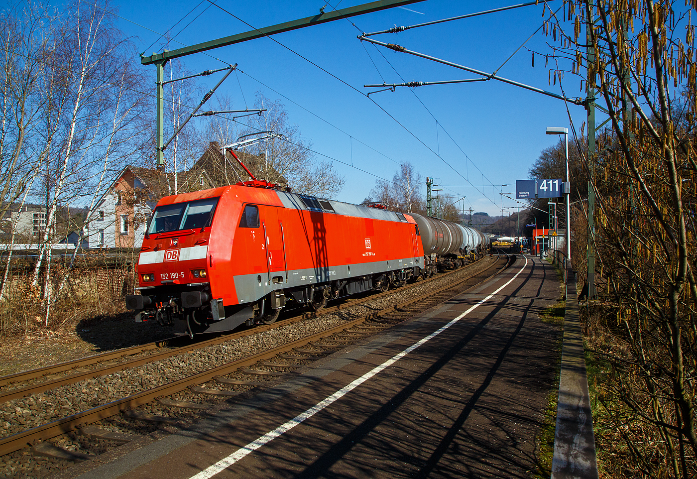 Die 152 190-5 (91 80 6152 190-5 D-DB) der DB Cargo AG, urspr�nglich vorgesehen als 152 032-9, f�hrt am 03.03.2023 mit einem Kesselwagenzug durch Scheuerfeld (Sieg) in Richtung K�ln.

Die Siemens ES64F wurde 1999 noch von Krauss-Maffei in M�nchen-Allach unter der Fabriknummer 20159 gebaut, der elektrische Teil wurde von DUEWAG  unter der Fabriknummer 91931 geliefert. Diese 152 190-5 (urspr�nglich als 152 032-9 vorgesehen) nimmt eine Sonderstellung innerhalb dieser Baureihe ein, versuchsweise wurde sie mit IGBT-Leistungshalbleitern ausger�stet (IGBT-Testlok), welche aber wieder zur�ckgebaut ist.

Die Lok hat die Zulassung f�r Deutschland, aber mit Sondervereinbarung sind auch Fahrten nach A, CH, DL und NL m�glich.