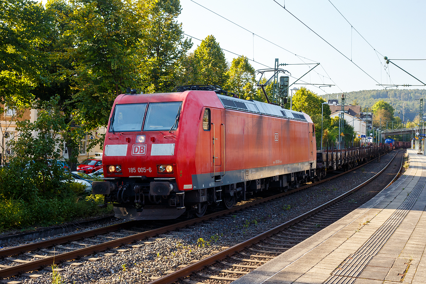Die 185 005-6 (91 80 6185 005-6 D-DB) der DB Cargo AG fährt am 17 September 2024 mit einem gemischten Güterzug durch den Bahnhof Kirchen (Sieg). 

Die TRAXX F140 AC1 wurde 2001 von ABB Daimler-Benz Transportation GmbH, (Adtranz) in Kassel unter der Fabriknummer 33402 gebaut. 