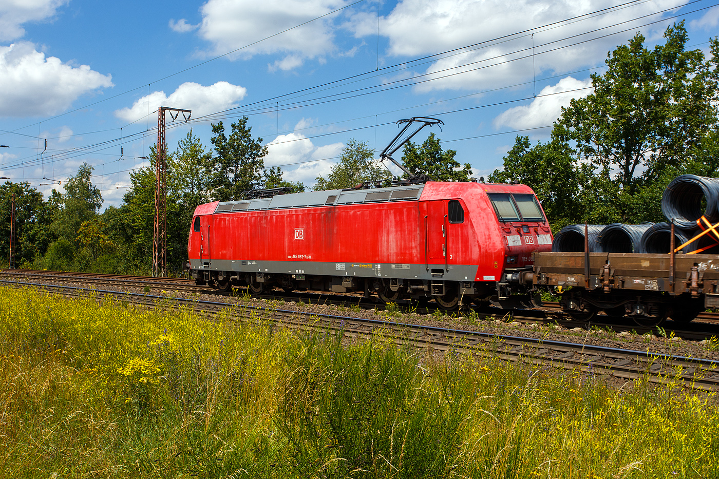 Die 185 062-7 (91 80 6185 062-7 D-DB) der DB Cargo fährt am 11 Juli 2024 mit einem sehr langen gemischten Güterzug durch Rudersdorf (Kreis Siegen) in Richtung Siegen bzw. Kreuztal.

Die TRAXX F140 AC1 wurde 2002 von Bombardier in Kassel unter der Fabriknummer 33476 gebaut.