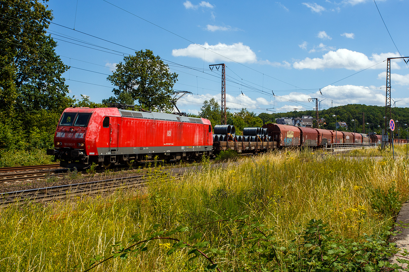 Die 185 062-7 (91 80 6185 062-7 D-DB) der DB Cargo fährt am 11 Juli 2024 mit einem sehr langen gemischten Güterzug durch Rudersdorf (Kreis Siegen) in Richtung Siegen bzw. Kreuztal.

Die TRAXX F140 AC1 wurde 2002 von Bombardier in Kassel unter der Fabriknummer 33476 gebaut.