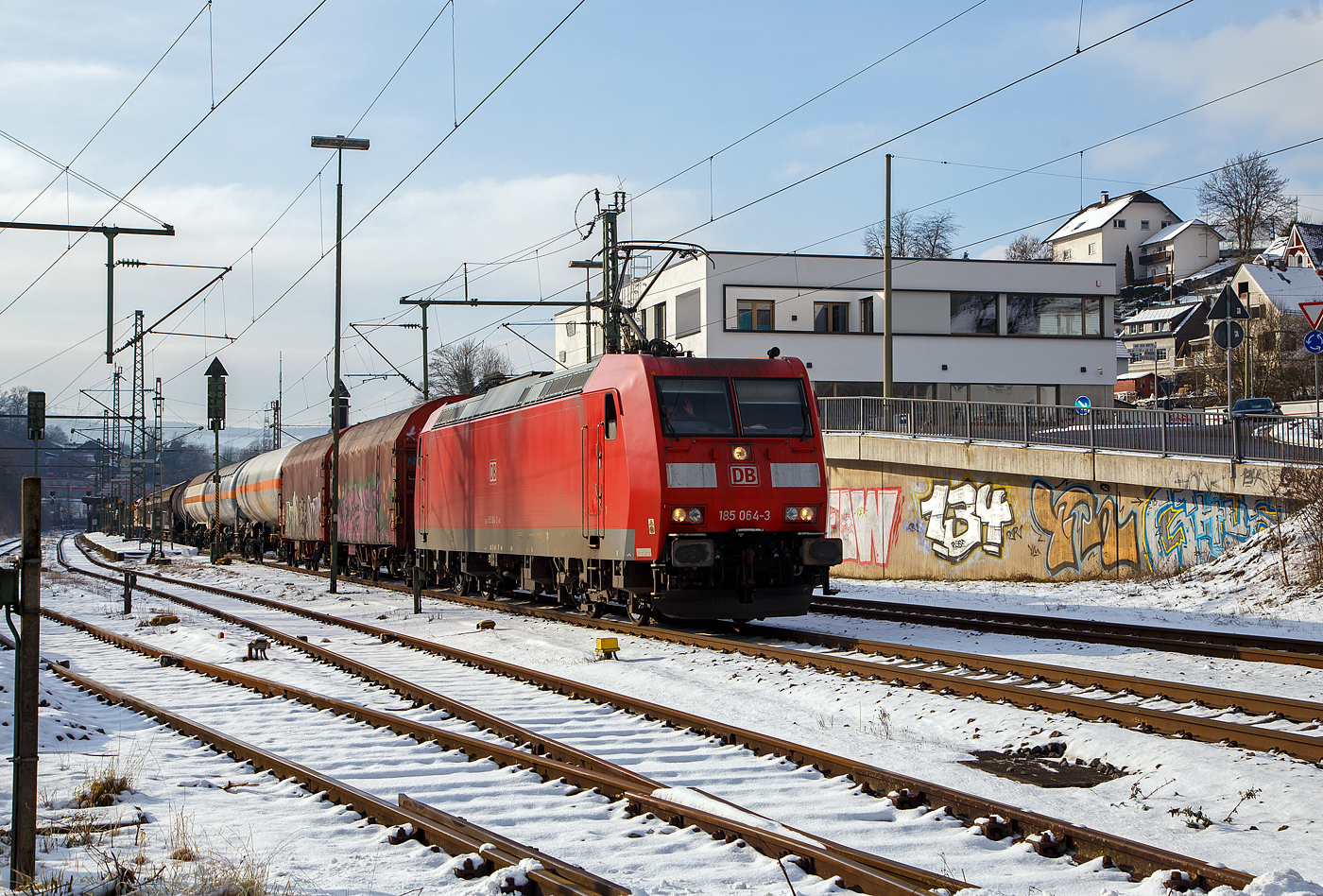 Die 185 064-3 (91 80 6185 064-3 D-DB) der DB Cargo AG fährt am 21.01.2023 mit einem gemischten Güterzug durch Niederschelden (Sieg) in Richtung Siegen. Nochmals einen lieben Gruß an den netten Lokführer zurück.

Die TRAXX F140 AC1 wurde 2002 von Bombardier in Kassel unter der Fabriknummer 33479 gebaut. 
