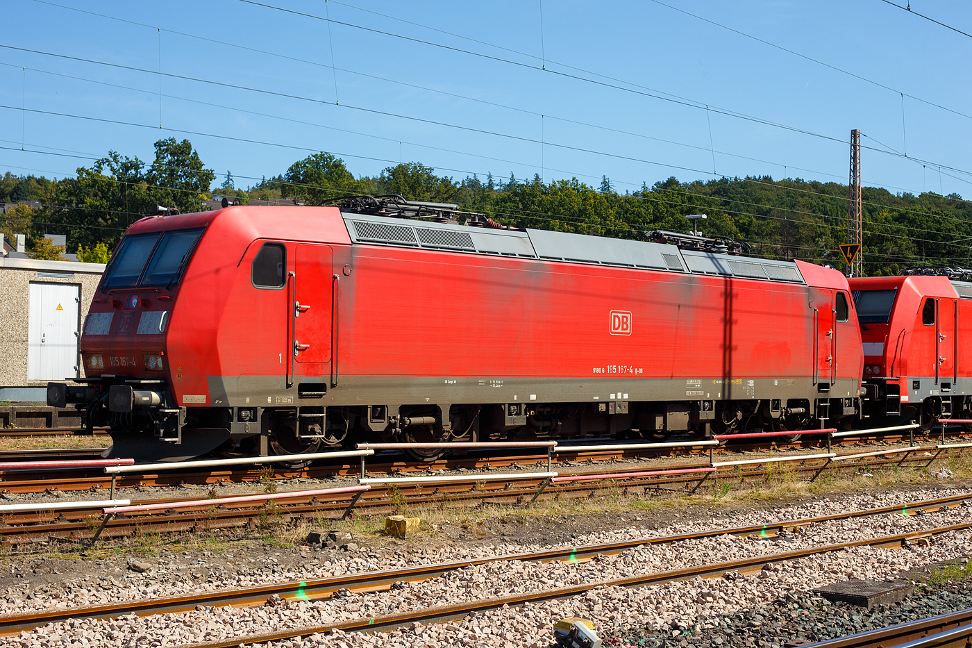 Die 185 167-4 (91 80 6185 167-4 D-DB) der DB Cargo AG ist am 07 September 2023 in der Abstellgruppe in Kreuztal angestellt.

Die TRAXX F140 AC1 wurde 2004 von Bombardier in Kassel unter der Fabriknummer 33644 gebaut.