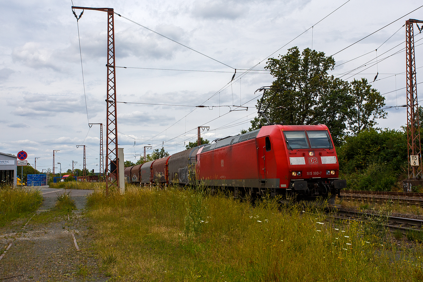 Die 185 180-7 (91 80 6185 180-7) der DB Cargo fährt am 19 Juli 2024 mit einem gemischten Güterzug durch Rudersdorf (Kreis Siegen) in Richtung Süden.

Die TRAXX F140 AC1 wurde 2004 von Bombardier in Kassel unter der Fabriknummer 33664 gebaut.
