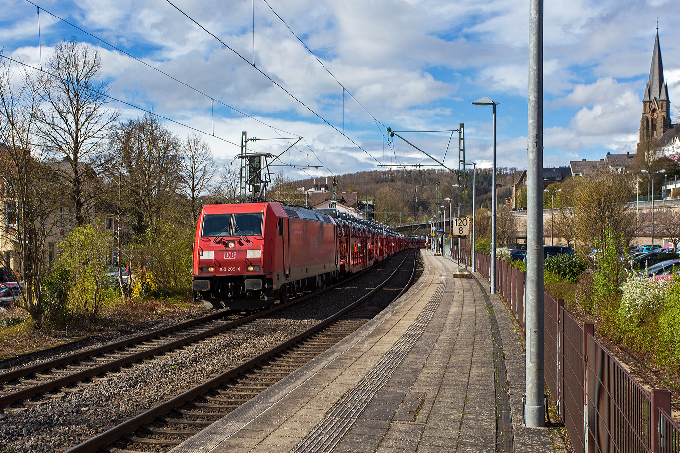 Die 185 209-4 (91 80 6185 209-4 D-DB) der DB Cargo AG fährt am 28.03.2024, mit einem SUV´s beladenen Autotransportzug der DB Cargo Logistics GmbH, ex ATG, durch den Bahnhof Kirchen (Sieg) in Richtung Köln.

Die TRAXX F 140 AC2 wurde 2005 von der Bombardier Transportation GmbH in Kassel unter der Fabriknummer 33724 gebaut.
