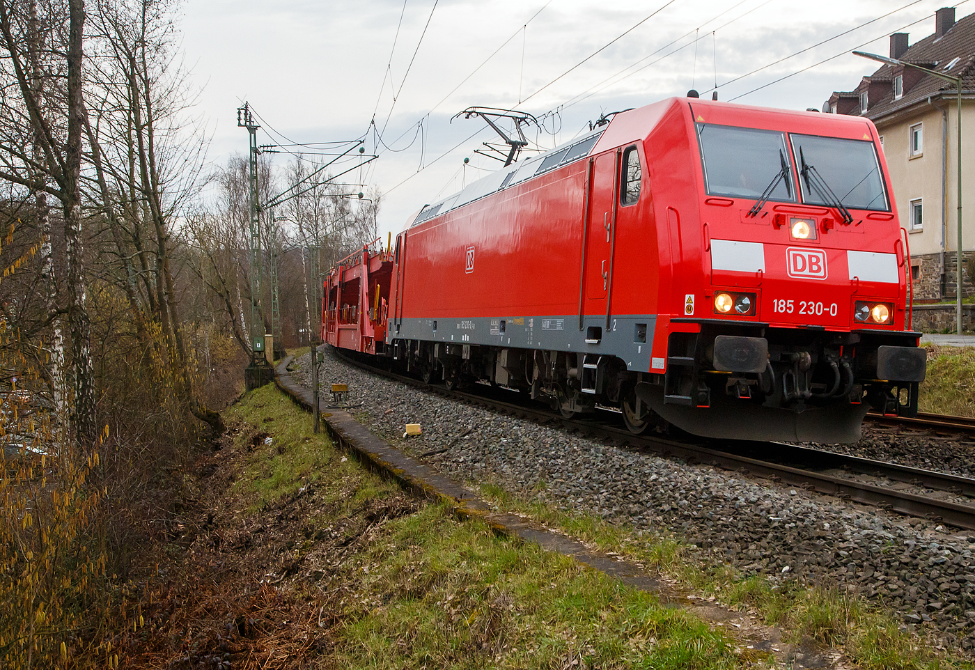 Die 185 230-0 (91 80 6185 230-0 D-DB) der DB Cargo AG fährt am 22.02.2023, mit einem leeren Autotransportzug (Wagen der Gattung Laaeffrs 561 der DB Cargo Logistics GmbH, ex ATG), durch Kirchen (Sieg) in Richtung Siegen.

Die TRAXX F140 AC 2 wurde 2005 bei Bombardier in Kassel unter der Fabriknummer 33757 gebaut. 