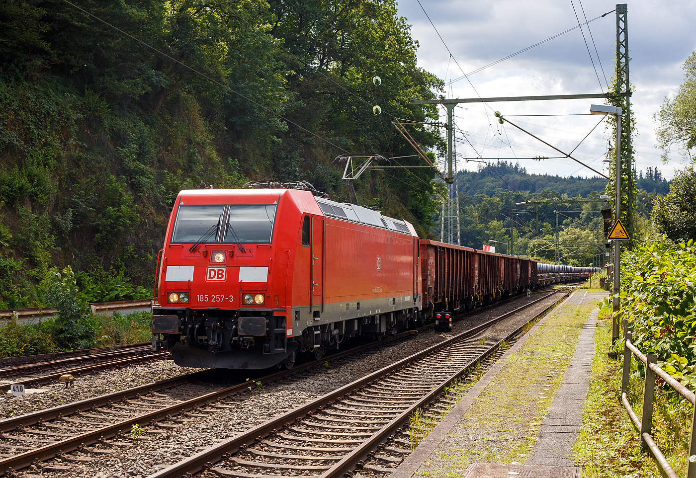 Die 185 257-3 (91 80 6185 257-3 D-DB) der DB Cargo AG fährt am 08 August 2024 mit einem gemischten Güterzug (vier Wagen der Gattung Eaons-x 059, sowie sechsachsige Coilwagen der Gattung Sahmms) durch Scheuerfeld (Sieg) in Richtung Siegen bzw. Kreuztal.

Die TRAXX F140 AC2 wurde 2006 bei Bombardier in Kassel unter der Fabriknummer 34104 gebaut. Sie hat die Zulassungen für Deutschland und Österreich.
