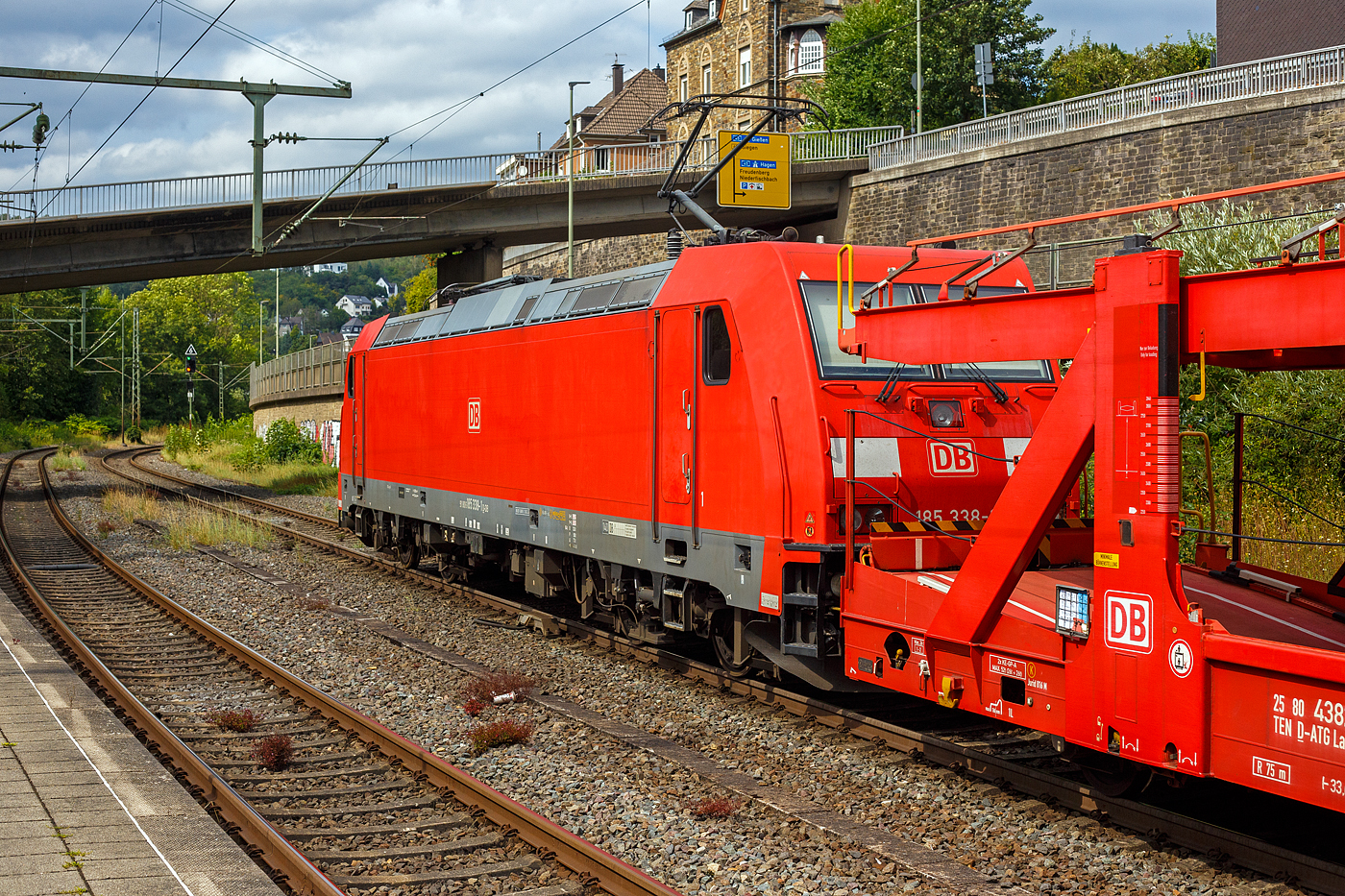 Die 185 338-1 (91 80 6185 338-1 D-DB) der DB Cargo fährt am 20 August 2024 mit einem leeren Autotransportzug (Wagen der DB Cargo Logistics GmbH, ex ATG) durch den Bahnhof Kirchen (Sieg) in Richtung Siegen.

Die TRAXX F140 AC2 wurde 2008 von der Bombardier Transportation GmbH in Kassel unter der Fabriknummer 34203 gebaut.
