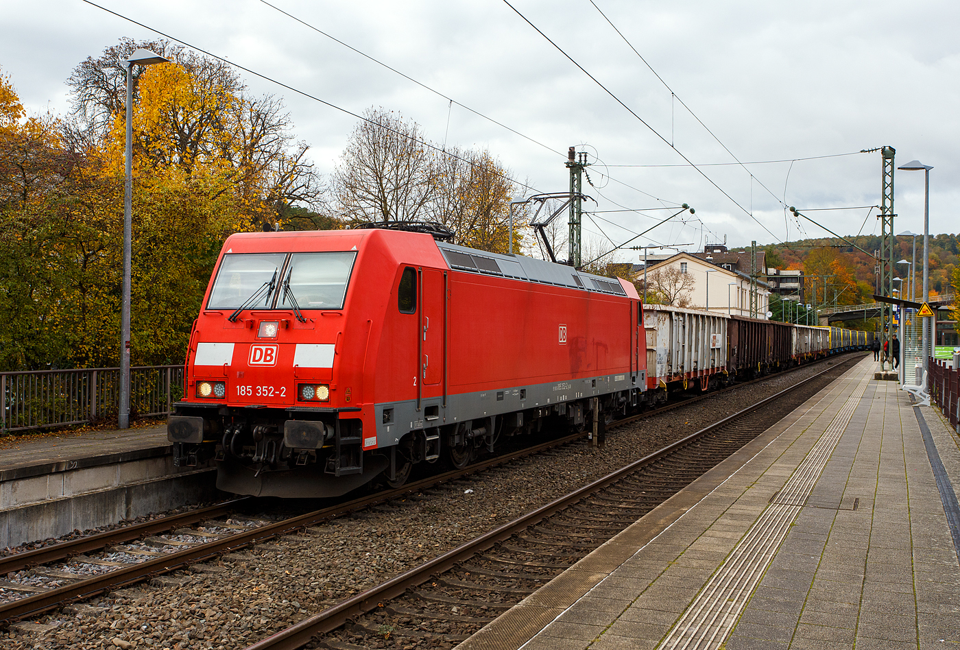 Die 185 352-2 (91 80 6185 352-2 D-DB) der DB Cargo AG fährt am 16 Oktober 2025, mit einem gemischten Güterzug durch den Bahnhof Kirchen/Sieg in Richtung Köln. Da es eine Weichenstörung gab, hatte sie hier kurz Hp 0.

Die TRAXX F140 AC2 wurde 2008 bei Bombardier in Kassel unter der Fabriknummer 34256 gebaut. Sie hat die Zulassungen für Deutschland und Österreich.
