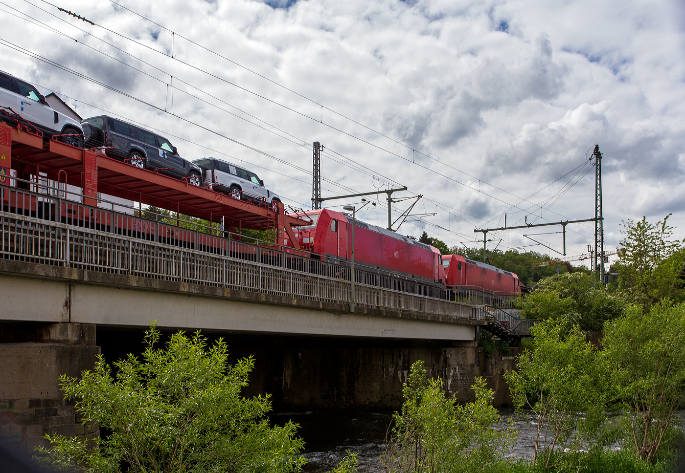 Die 185 370-4 (91 40 6185 370-4 D-DB) der DB Cargo AG fährt am 05 Mai 2024 mit der kalten 185 254-0 (91 40 6185 254-0 D-DB) und einem SUV´s beladenen Autotransportzug der DB Cargo Logistics GmbH, ex ATG, durch Betzdorf (Sieg) in Richtung Köln.