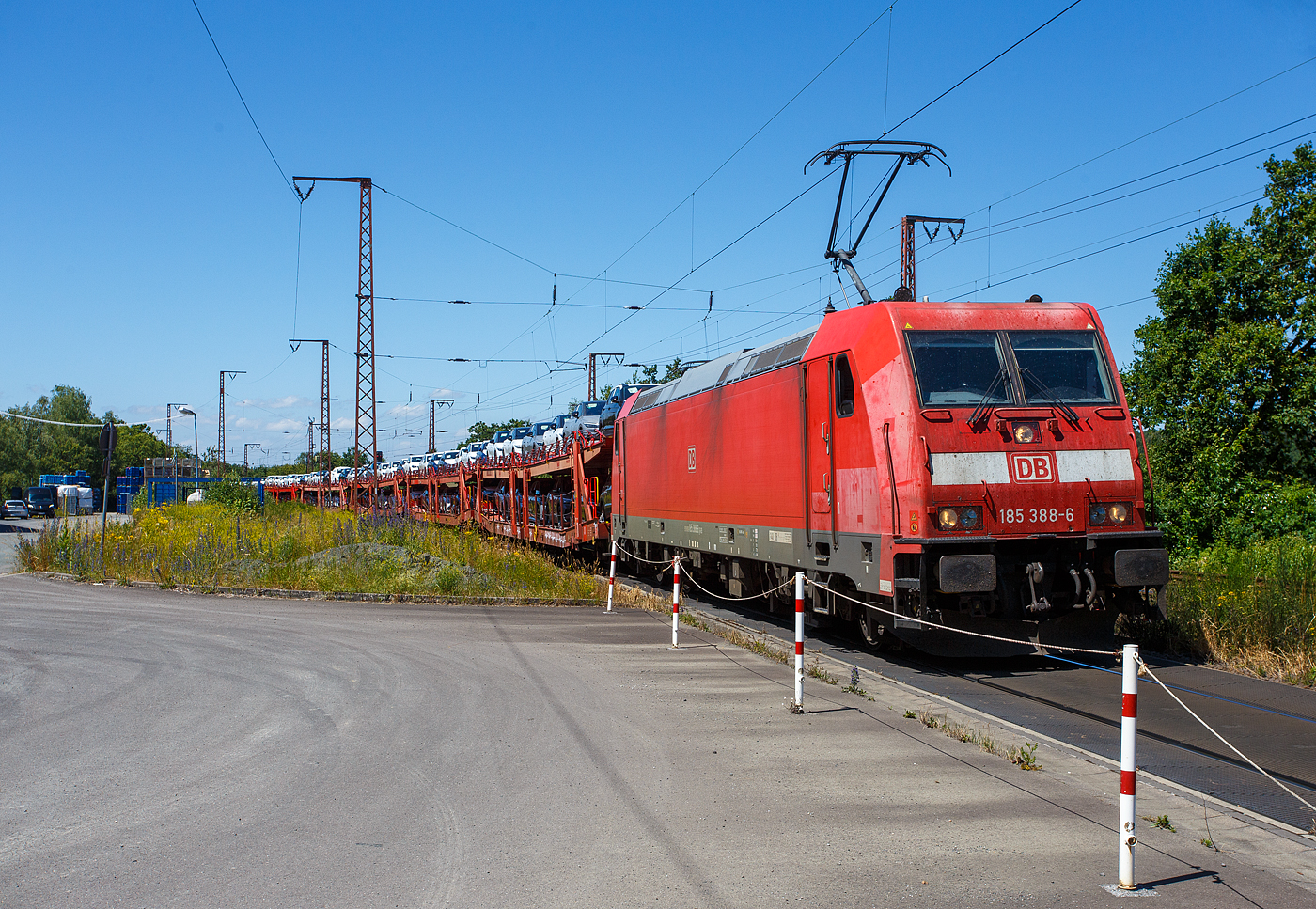 Die 185 388-6 (91 80 6185 388-6 D-DB) der DB Cargo AG fährt am 28 Juni 2024 mit einem beladenen Autotransportzug (Wagen der Gattung Laaeffrs 560.1) Gattung Laaers 560.1 der DB Cargo Logistics GmbH (ex DB Schenker ATG), durch Rudersdorf (Kreis Siegen) in Richtung Gießen bzw. Frankfurt (südlicher Richtung).

Die TRAXX F 140 AC2 wurde 2009 von der Bombardier Transportation GmbH in Kassel unter der Fabriknummer 34695 gebaut.