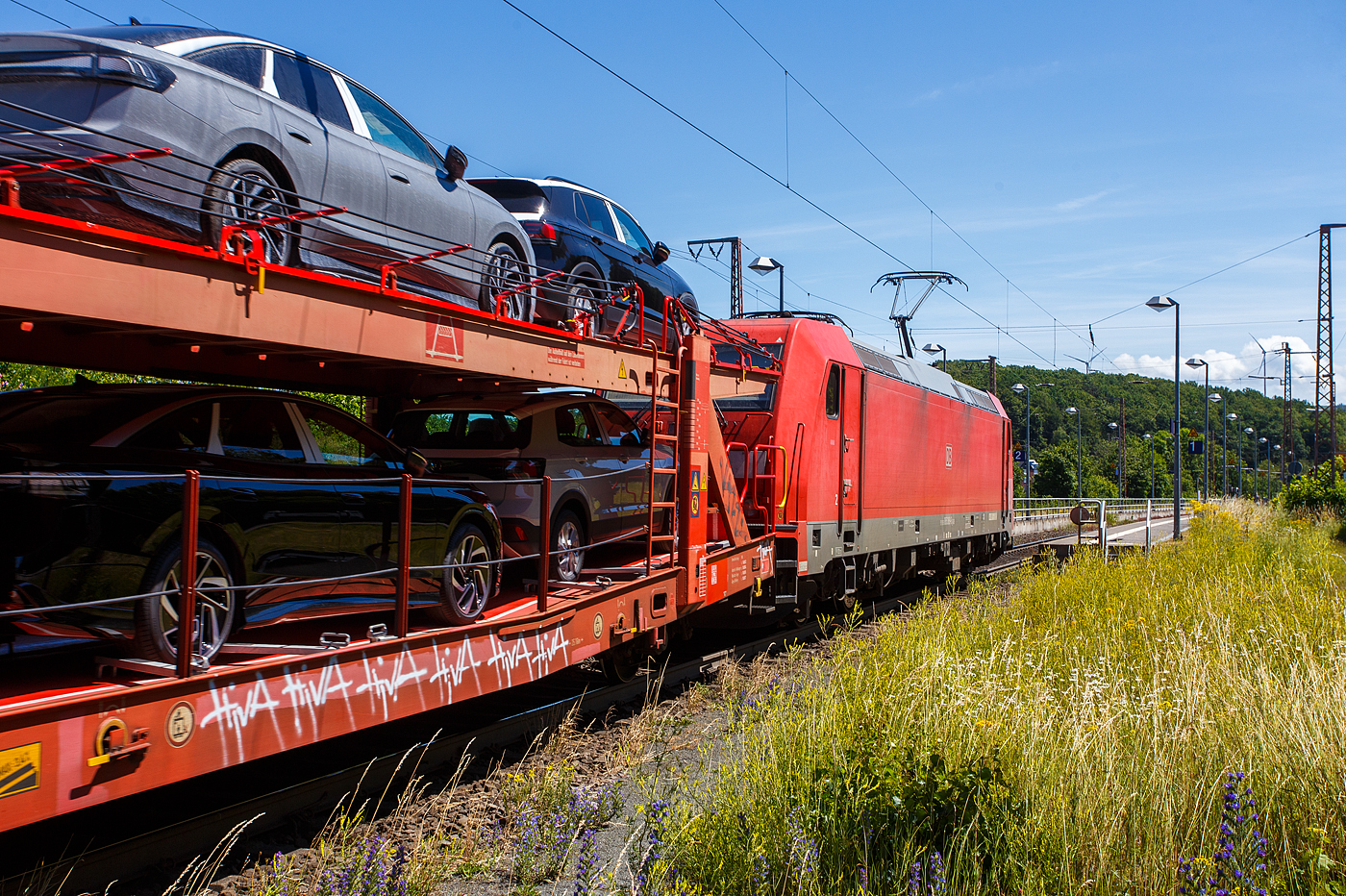 Die 185 388-6 (91 80 6185 388-6 D-DB) der DB Cargo AG fährt am 28 Juni 2024 mit einem beladenen Autotransportzug (Wagen der Gattung Laaeffrs 560.1) Gattung Laaers 560.1 der DB Cargo Logistics GmbH (ex DB Schenker ATG), durch Rudersdorf (Kreis Siegen) in Richtung Gießen bzw. Frankfurt (südlicher Richtung).

Die TRAXX F 140 AC2 wurde 2009 von der Bombardier Transportation GmbH in Kassel unter der Fabriknummer 34695 gebaut.