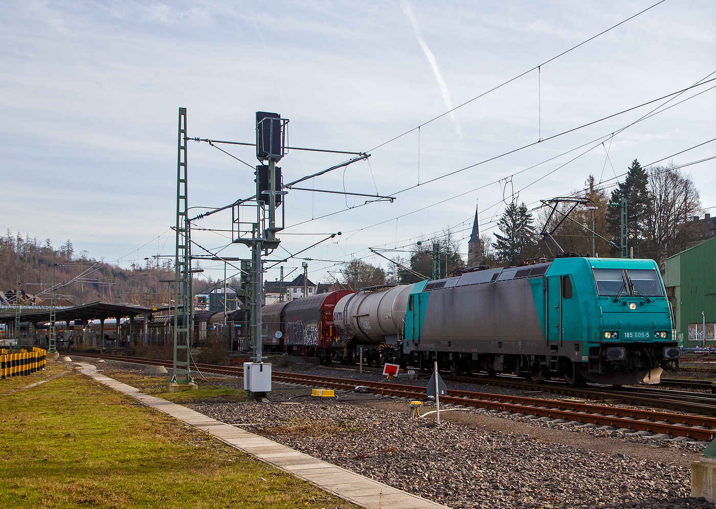 Die 185 609-5 (91 80 6185 609-5 D-ATLU) der Alpha Trains Luxembourg f�hrt am 09.02.2023 mit einem gemischten G�terzug durch den Betzdorf (Sieg) in Richtung K�ln. 

Die TRAXX F140 AC2 wurde 2008 von Bombardier in Kassel unter der Fabriknummer 34244 gebaut und an die Alpha Trains Belgium geliefert. Sie hat die Zulassungen f�r Deutschland, �sterreich und Ungarn. In ihrer relativ kurzen Betriebszeit hat sie schon viele NVR-Stationen gehabt. Wer hier der Mieter ist mir nicht bekannt.