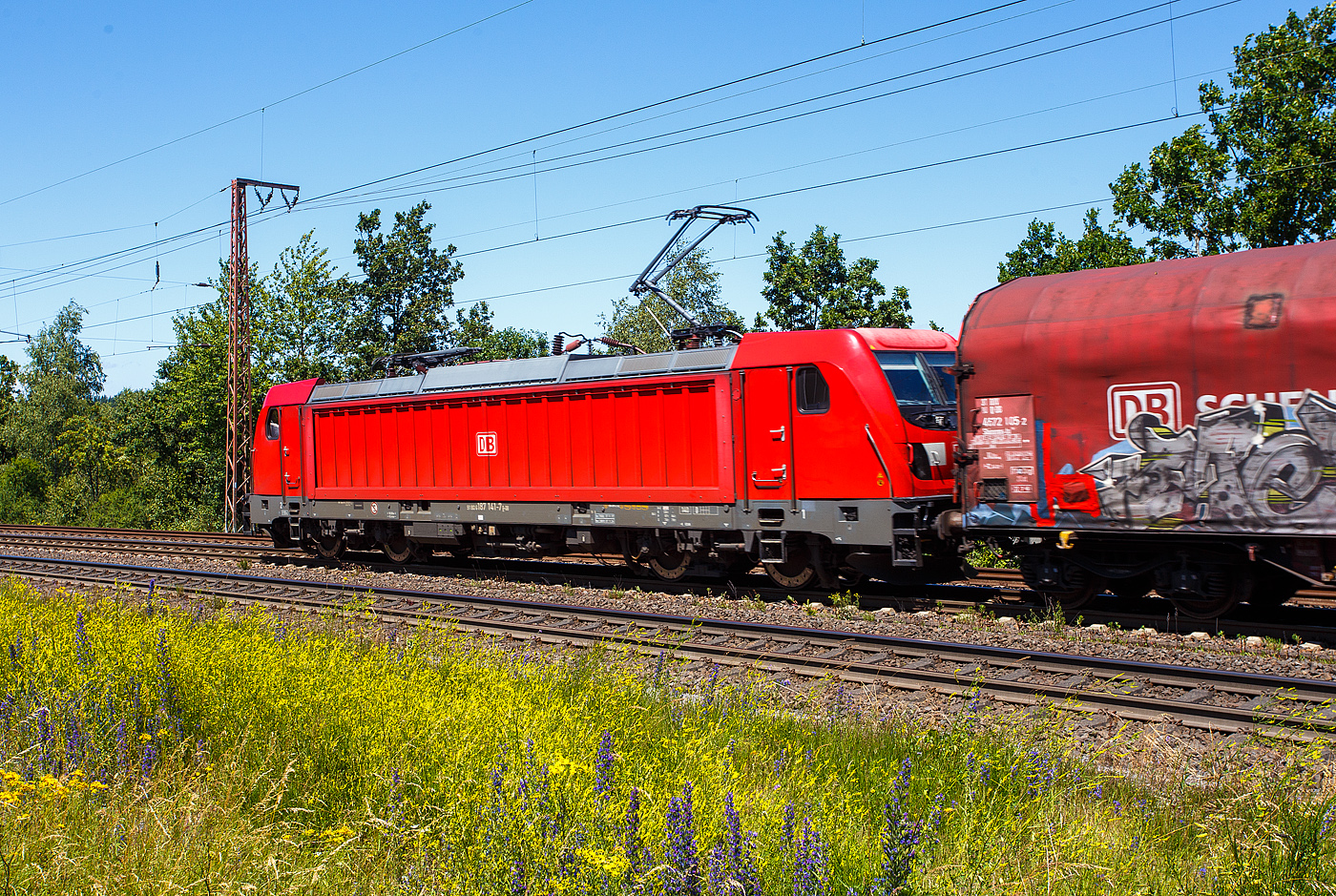 Die 187 141 (91 80 6187 141-7 D-DB) der DB Cargo AG f�hrt am 28 Juni 2024, mit einem gemischten G�terzug durch Rudersdorf (Kreis Siegen) in Richtung Siegen bzw. Kreuztal.

Die Bombardier TRAXX F140 AC3 wurde 2017 von der Bombardier Transportation GmbH in Kassel unter der Fabriknummer  35439 gebaut. Die TRAXX F140 AC3 Varianten der DB Cargo (BR 187.1) haben keine Last-Mile-Einrichtung. Die H�chstgeschwindigkeit betr�gt 140km/h. Die Lok hat nur die Zulassung f�r Deutschland. Die Lokomotiven k�nnen in gemischter Mehrfachtraktion mit BR185 und BR186 eingesetzt werden.