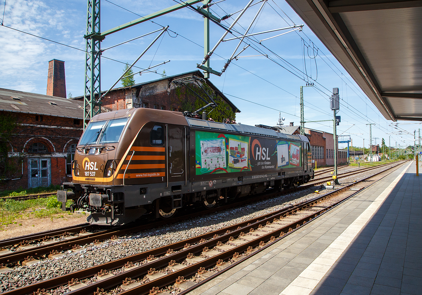 Die 187 537-6 (91 80 6187 537-6 D-HSL) der HSL Logistik GmbH (Hamburg) fährt am 16 Mai 2022 auf Tfzf (Triebfahrzeugfahrt) durch den Hauptbahnhof Schwerin.

Die Bombardier TRAXX F140 AC3 wurde 2018 von der Bombardier Transportation GmbH in Kassel unter der Fabriknummer 35456 bebaut. Sie hat die Zulassungen für Deutschland und Österreich.
