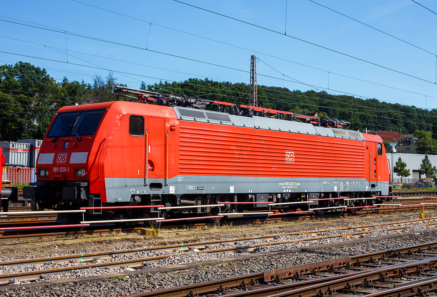 Die 189 020-1 (91 80 6189 020-1 D-DB, Class 189- VM 50Hz) der DB Cargo AG steht am 07 September 2024 in der Abstellgruppe in Kreuztal.

Die Siemens EuroSprinter ES 64 F4 wurde 2003 von Siemens in München-Allach unter der Fabriknummer 20693 gebaut und in der Variante B (Class 189-VB) ausgeliefert und war nur für Deutschland zugelassen. Später wurde sie in die Variante M (VM 50Hz) umgebaut und hat so nun die Zulassungen für Deutschland, Tschechien, Slowakei und Polen (D/ CZ/SK/PL) und besitzt die entsprechenden Zugbeeinflussungssysteme. Interessanterweise besitzt sie aber keine Zulassung für Österreich.
