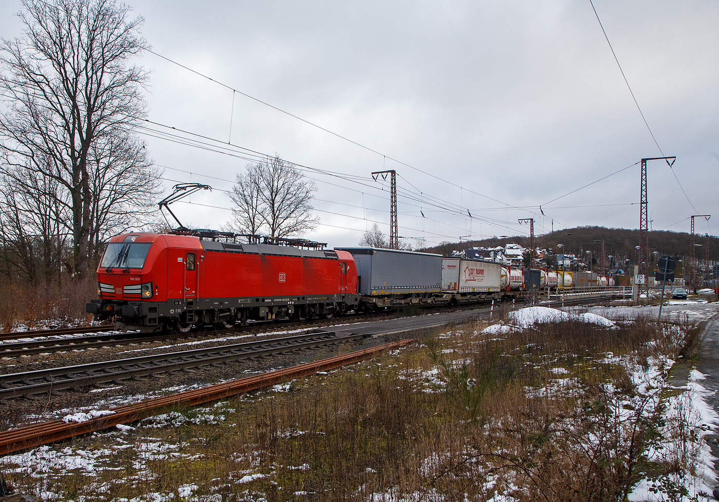 Die 193 323-3 (91 80 6193 323-3 D-DB) der DB Cargo AG f�hrt am 27.01.2023 mit einem „HUPAC“ KLV-Zug durch Rudersdorf (Kr. Siegen) in Richtung Siegen. Hier bef�hrt der Zug die Dillstrecke (KBS 445) von dieser geht es bei Siegen-Ost auf die Siegstrecke (KBS 460) in Richtung K�ln. Weil die Ruhr-Sieg-Strecke (KBS 440) nicht das KV-Profil P/C 400 aufweist, sind solche Z�ge dort nur bis Kreuztal zum S�dwestfalen Container-Terminal m�glich.

Die Siemens Vectron MS (200 km/h - 6.4 MW) wurden 2018 von Siemens unter der Fabriknummer 22448 und gebaut, sie hat die Zulassungen f�r Deutschland, �sterreich, Schweiz, Italien und die Niederlande (D/A/CH/I/NL).