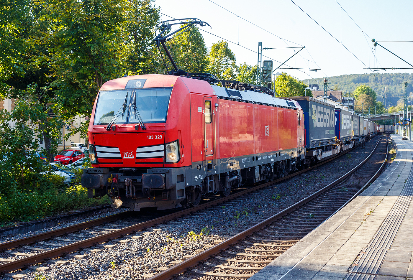 Die 193 329-0 (91 80 6193 329-0 D-DB) der DB Cargo AG fährt am 17 September 2024 mit einem KLV-Zug durch den Bahnhof Kirchen (Sieg) in Köln.

Die Siemens Vectron MS (200 km/h - 6.4 MW) wurden 2018 von Siemens unter der Fabriknummer 22404 und gebaut, Sie wurde in der Vectron Variante MS A22 und hate so die Zulassung für Deutschland, Österreich, die Schweiz, Italien und die Niederlande (D / A / CH / I / NL). Im Juli 2020 wurde sie in die Variante MS A39 umgebaut und hat so zusätzlich die Zulassung für Belgien (B). 

So besitzt die Variante MS A39 folgende Zugsicherungssysteme: ETCS BaseLine 3, sowie für Deutschland (PZB90 / LZB80 (CIR-ELKE I)), für Österreich (ETCS Level 1 mit Euroloop, ETCS Level 2, PZB90 / LZB80), für die Schweiz (ETCS Level 2, ZUB262ct, INTEGRA), für Italien (SCMT), für die Niederlande (ETCS Level 1, ETCS Level 2, ATB-EGvv) und für Belgien (ETCS L1, ETCS L2, TBL1+).
