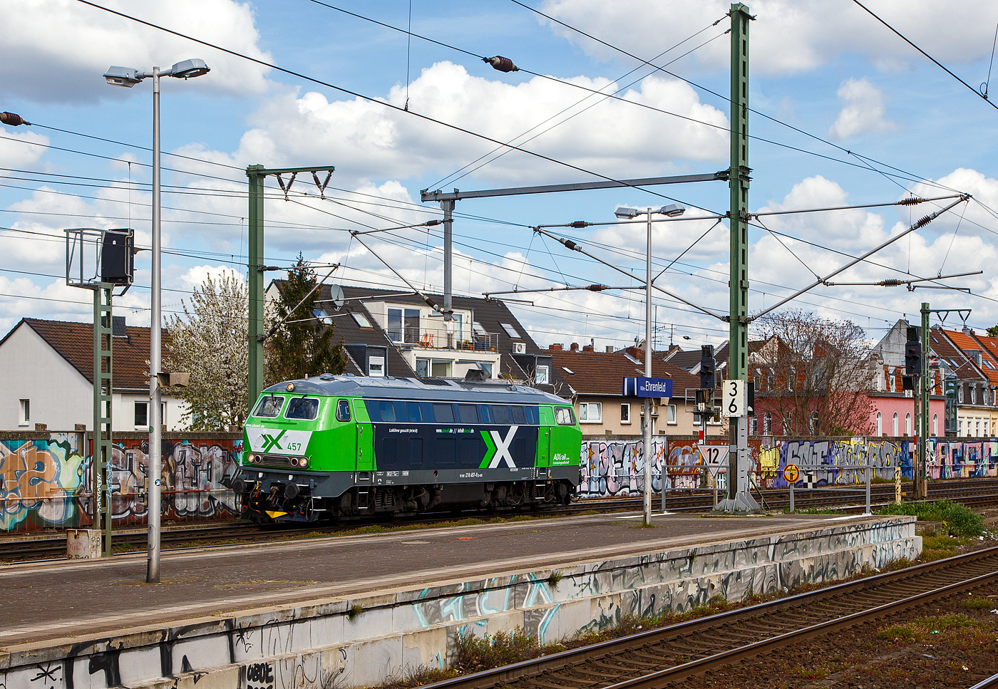 Die 218 457-0 (92 80 1218 457-0 D-AIX) der der AIXrail GmbH (Aachen) fährt am 30.04.2023, als Lz (Lokzug) bzw. auf Tfzf (Triebfahrzeugfahrt), durch den Bahnhof Köln-Ehrenfeld in Richtung Aachen.

Die V 164 wurde 1978 bei Henschel in Kassel unter der Fabriknummer 32051 gebaut und als 218 457-0 an die DB geliefert. Bis Dezember 2018 fuhr sie als 92 80 1218 457-0 D-DB für die DB Regio Bayern und wurde 2019 an die AIXrail GmbH verkauft.