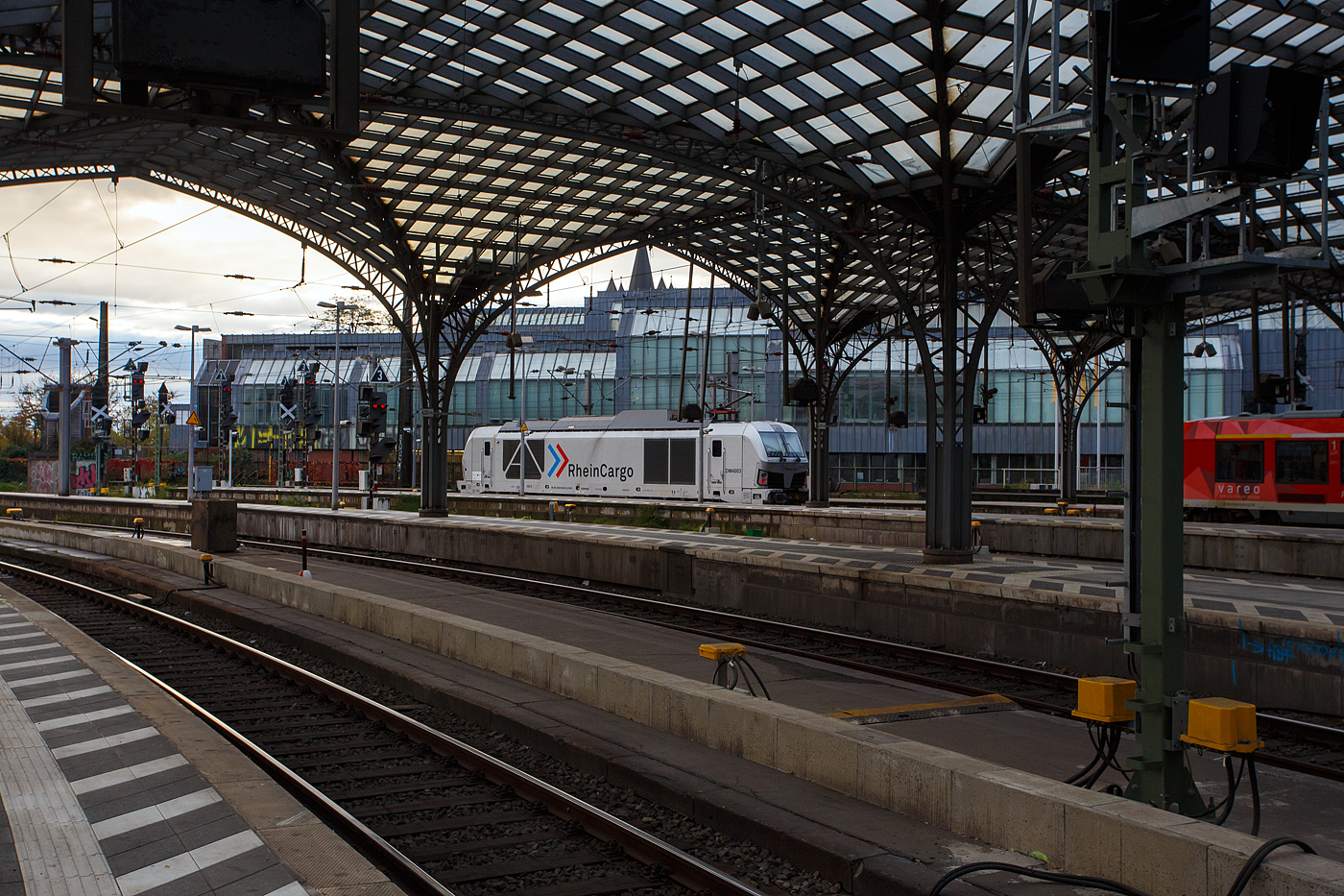 Die 248 059 alias DM4003 (90 80 2248 059-8 D-RHC), eine SIEMENS Vectron Dual Mode, der RheinCargo fährt am Morgen des 21 Oktober 2025, auf Tfzf (Triebfahrzeugfahrt) durch den Hauptbahnhof Köln in Richtung Deutz, im Hbf hatte sie kurz Hp 0.

Die SIEMENS Vectron DM wurde 2023 von der Siemens Mobility GmbH in München-Allach unter der Fabriknummer 23811 gebaut und im Oktober 2023 an die RheinCargo GmbH & Co. KG (Neuss) geliefert. Die Lok hat die Zulassung (160 km/h) nur für Deutschland. 

Die RheinCargo GmbH & Co. KG ist ein Gemeinschaftsunternehmen der Häfen und Güterverkehr Köln AG (HGK) und der Neuss-Düsseldorfer Häfen GmbH & Co. KG (NDH), die zu jeweils 50 % Eigentümer sind. Die Gesellschaft wurde 2012 gegründet. 