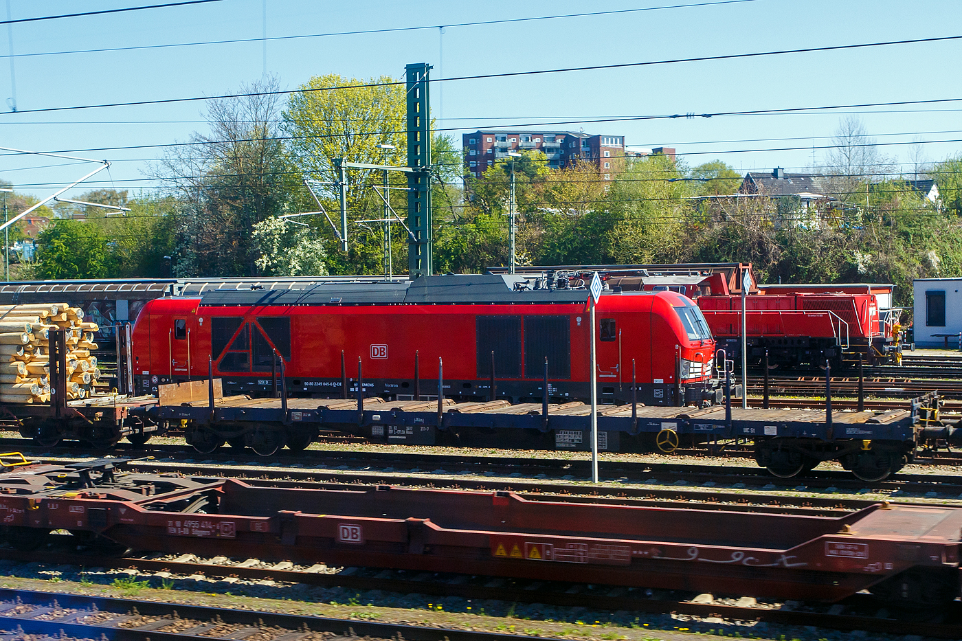 Die 249 045-6 (90 80 2249 045-6 D-DB) eine Siemens Vectron Dual Mode light der DB Cargo AG steht am 22 April 2026 im G�terbahnhof L�beck. Aufnahme aus einem Zug heraus.

Die Vectron Dual Mode light wurde 2025 von Siemens Mobility GmbH in M�nchen-Allach unter der Fabriknummer 23103 gebaut. 