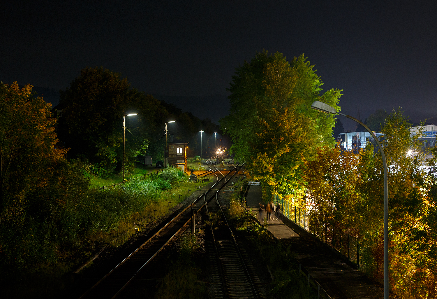  Die 271 006-9 „Julius“ (92 80 1271 006-9 D-KAF), eine Vossloh G 1000 BB, der KAF - Falkenhahn Bau AG (Kreuztal) hat am Abend des 10 Oktober 2025 auf Gleis 4, mit einem Kranzug der Hering Bahnbau, sowie mit einigen Flachwagen, den Bahnhof Herdorf erreicht. Hier sollen am Wochenende Weichen gewechselt werden.

Der Kranzug bestand aus dem 125 t KIROW Gleisbauschienenkran KIROW Multi Tasker KRC 810 T (mit Schwerlastausr�stung), D-HGUI 99 80 9419 024-1, ex 97 82 53 513 19-3, der HERING Bahnbau GmbH. Vor dem Kran der Schutzwagen auslegerseitig, 37 80 3999 048-6 D-HGUI, der Gattung Res, u.a. beladen mit der Traverse, Anschlagmittel und sonstiges Zubeh�r). Hinter dem Kran als Schutzwagen gegenlastseitig die vierachsige (2 x 2-achsige) lange Flachwageneinheit mit abgesenktem Fu�boden (ohne Radvorlegern) 27 80 4348 084-9 D-HGUI, der Gattung Laadkks (TWA 850 RV). 
