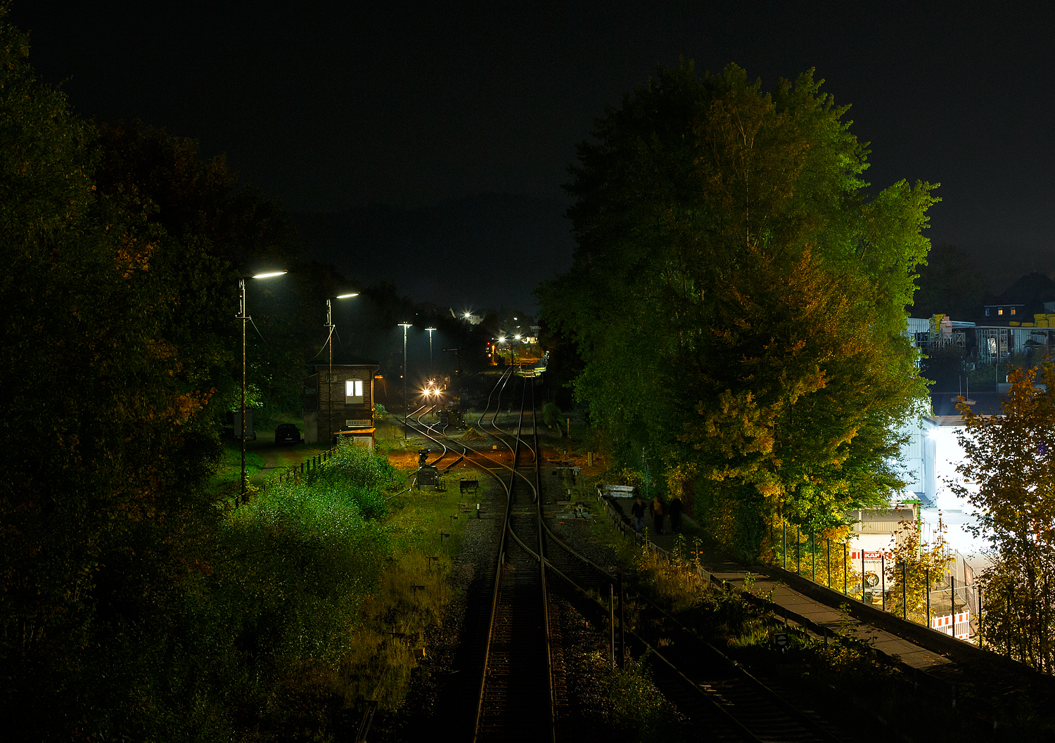  Die 271 006-9 „Julius“ (92 80 1271 006-9 D-KAF), eine Vossloh G 1000 BB, der KAF - Falkenhahn Bau AG (Kreuztal) hat am Abend des 10 Oktober 2025 auf Gleis 4, mit einem Kranzug der Hering Bahnbau, sowie mit einigen Flachwagen, den Bahnhof Herdorf erreicht. Hier sollen am Wochenende Weichen gewechselt werden.

Der Kranzug bestand aus dem 125 t KIROW Gleisbauschienenkran KIROW Multi Tasker KRC 810 T (mit Schwerlastausr�stung), D-HGUI 99 80 9419 024-1, ex 97 82 53 513 19-3, der HERING Bahnbau GmbH. Vor dem Kran der Schutzwagen auslegerseitig, 37 80 3999 048-6 D-HGUI, der Gattung Res, u.a. beladen mit der Traverse, Anschlagmittel und sonstiges Zubeh�r). Hinter dem Kran als Schutzwagen gegenlastseitig die vierachsige (2 x 2-achsige) lange Flachwageneinheit mit abgesenktem Fu�boden (ohne Radvorlegern) 27 80 4348 084-9 D-HGUI, der Gattung Laadkks (TWA 850 RV). 
