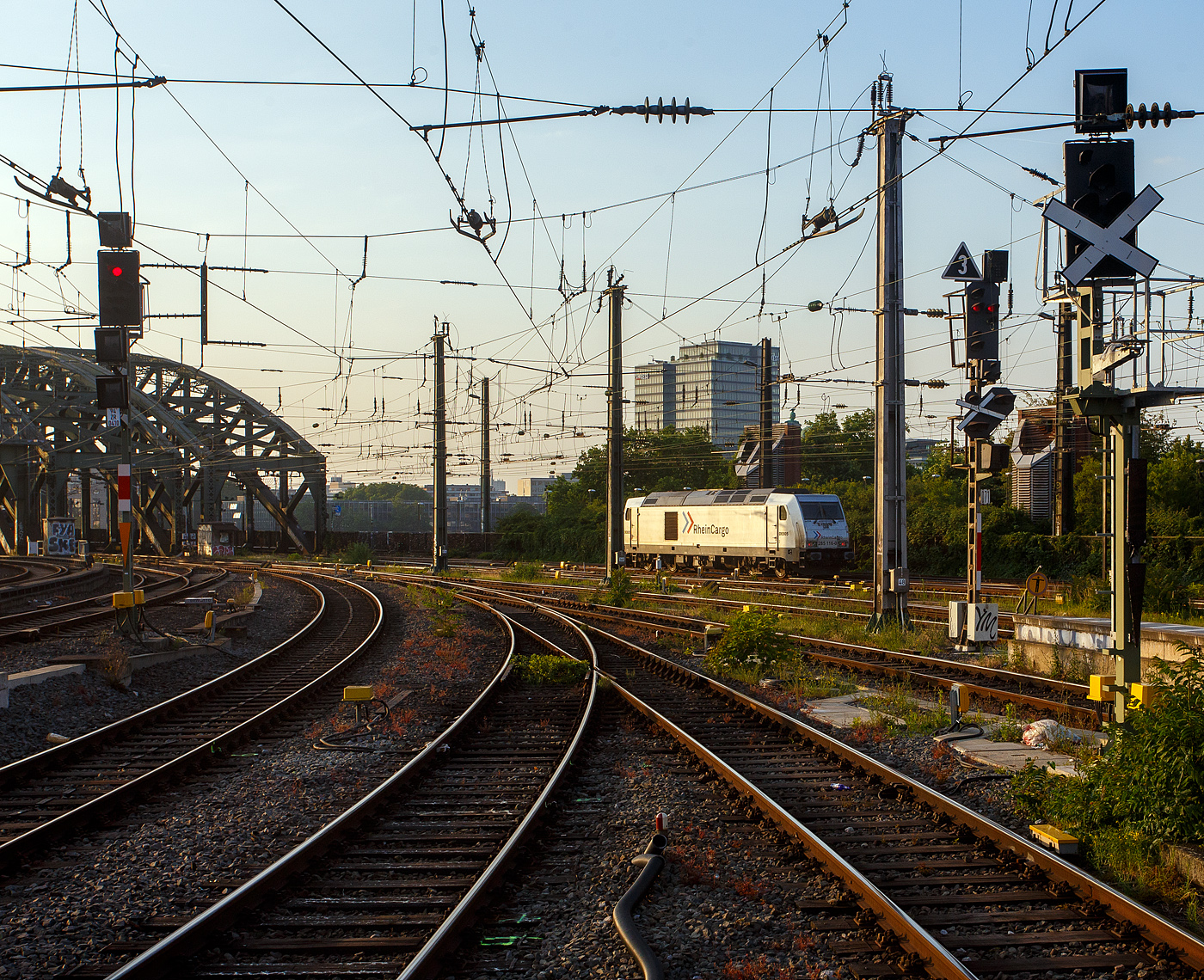 Die 285 116-0/DE 805 (92 80 1285 116-0 D-RHC) der RheinCargo fährt am frühen Morgen des 18 Juni 2025 (6:43 Uhr), auf Tfzf (Triebfahrzeugfahrt) durch den Hauptbahnhof Köln, in Richtung Deutz. 

Die TRAXX F140 DE wurde 2013 von der Bombardier Transportation GmbH in Kassel unter der Fabriknummer 34995 gebaut und als  76 107  - 92 88 0076 107-6 B-BTK an die BTK Bombardier Transportation GmbH (Kassel) geliefert bzw. eingelagert. Sie war wohl wie vier weitere für einen anderen Kunden vorgesehen. Im Herbst 2013 übernahm der Betreiber RheinCargo aus Neuss die Lieferung der fünf eingelagerten neuen Traxx F140 DE Lokomotiven (76 103-107). Die ersten drei Loks (ex 76 103, 104 und 105) wurden am 01.10.2013 zu den ex HGK-Werkstätten (HGK ist heute Teil der RheinCargo) in Brühl-Vochemon transportiert. Nach einigen Tests und neuen Rheincargo-Logos wurden die drei Maschinen am 21.11.2013 offiziell vorgestellt. Die wurde im Dezember 2013 von der RheinCargo gekauft. Die Lok hat die Zulassungen für Deutschland, Belgien und die Niederlande

Die Lokomotiven TRAXX F140 DE sind die aus der Plattform Traxx 2e des Herstellers Bombardier hervorgegangene Mehrzweck-Dieselversion. Sie sind mit einem 2.200 kW (3.000 PS) starken MTU 16V 4000 R41L Dieselmotor und elektrischer Wechselstrom-Kraftübertragung ausgestattet, so dass sie eine Anfahrzugkraft von 270 kN und eine maximale Betriebsgeschwindigkeit von 140 km/h erreicht. Diese Lokomotiven sind beliebt bei Unternehmern, die elektrische Traxx-Flotten im Betrieb haben, aber für Strecken mit langen, nicht elektrifizierten Abschnitten zuverlässige Zugkraft brauchen.

TECHNISCHE DATEN der BR 285 (TRAXX F140 DE):
Hersteller: Bombardier Transportation
Baujahre: 2007 bis 2013 (35 Stück)
Spurweite: 1.435 mm
Profil: UIC 505-1
Achsfolge: Bo´Bo´
Länge über Puffer: 18.900 mm
Drehzapfenabstand: 10.440 mm (virtuell)
Achsabstand im Drehgestell: 2.600 mm
Treibraddurchmesser: 1.250 mm (neu) / 1.170 mm (abgenutzt)
Breite: 2.977 mm
Höhe: 4.264 mm
Dienstgewicht: 82 t
Maximale Geschwindigkeit: 140 km/h
Anfahrzugkraft: 270 kN
Dauerzugkraft: 240 kN ab 26 km/h

Dieselmotor Hersteller: Motoren- und Turbinen-Union, Friedrichshafen (MTU)
Dieselmotor Art/Typ: wassergekühlter V-16-Zylinder- 4Takt-Dieselmotor mit zweistufiger Turboaufladung und Ladeluftkühlung, sowie mit Common-Rail-Einspritzsystem vom Typ MTU 16V 4000 R41L
Der Motor schaltet im Leerlauf 8 der 16 Zylinder ab, um den Spritverbrauch und Schadstoffausstoß zu senken.
Motor-Hubraum: 76,265 l (Bohrung 170 mm, Hub 210 mm)
Motorgewicht: 7.930 kg (trocken) / 8.510 kg (nass)
Dieselmotorleistung: 2.200 kW (3.000 PS) bei 1.800 U/min

Kraftübertragung: dieselelektrisch
Traktionsmotoren:  4 Stück Drehstrom-Asynchronmotor
Leistung am Rad: 1.825 kW
Antrieb: Tatzlagerantrieb
Bremskraft: 150 kN
Elektrische Bremsleistung: max. 1.000 kW
Tankvolumen: 5.000 l 
Bauart der Bremsen: Druckluftbremse, Feststellbremse, Dynamische Bremse
Kleister befahrbarer Gleisbogen: R = 100 m
Zugsicherung: GSM-R, PZB90 
Bremsgewicht: P 90 G 77
