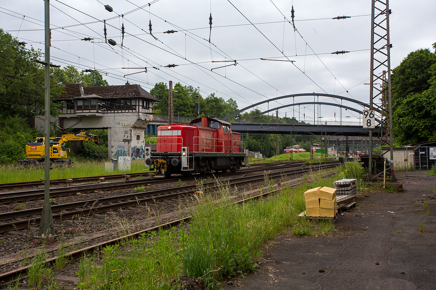 Die 294 855-2 (98 80 3294 855-2 D-DB), eine remotorisierte V 90 der DB Cargo AG fährt am 03 Juni 2004 als Lz vom Gbf Kreuztal los, hinten das ehem. Stellwerk Kreuztal Fahrdienstleiter.

Die Lok wurde 1973 von MaK in Kiel unter der Fabriknummer 1000630 gebaut und als DB 290 355-7 an die Deutsche Bundesbahn geliefert. Die Ausrüstung mit Funkfernsteuerung (Typ Krauss-Maffei) im AW Chemnitz und Umzeichnung in 294 355-3 erfolgte im Juli 1999. Im Jahr 2007 erfolgte durch die DB Fahrzeuginstandhaltung GmbH, in Cottbus eine Remotorisierung durch einen neuen MTU 90° V-8-Zylinder-Dieselmotor mit Common-Rail-Einspritzsystem, Abgas-Turbolader und Ladeluftkühlung, vom Typ 8V 4000 R41. Der Motor ist auf eine Leistung von 1.000 kW (1.341 PS) bei 1.800 U/min gedrosselt. Auch wurden eine neue Lüfteranlage und ein neuer Luftpresser eingebaut, zudem bekam die Lok ein Umlaufgeländer. Durch die Remotorisierung und den Umbau erfolgte auch die Umzeichnung in die heutige 294 855-2.