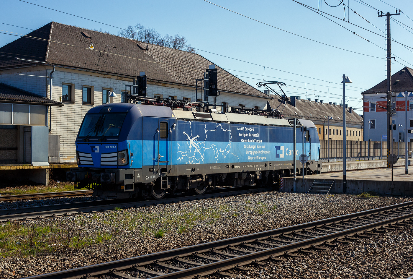 Die 383 003-1 (91 54 7383 003-1 CZ-CDC) der ČD Cargo a.s. (Praha/Prag) fährt am 03. April 2025 auf Tfzf (Triebfahrzeugfahrt) / Lz (Lokzug) durch den Bahnhof Attnang-Puchheim auf den Westbahn in östlicher Richtung (Richtung Wels/Linz). Die Siemens Vectron MS trägt hier Werbung „Quer durch Europa“, was auch kann. 

Die Multisystemlokomotive Siemens Vectron MS wurde 2016 von Siemens Mobilitiy in München-Allach unter der Fabriknummer 22052 gebaut. Sie wurde bei Lieferung in der Variante A01-1d ausgeführt, wurde aber 2020 in die Vectron MS Variante A10 umgebaut. So hat sie aktuell Zulassung für Tschechien, Deutschland, Österreich, Slowakei, Polen, Ungarn, Rumänien und die Niederlande (D / A / SK / PL / CZ / H / RO / NL). So besitzt die Vectron Variante MS A10 folgende Zugsicherungssysteme: ETCS BaseLine 3, sowie für Deutschland (PZB90 / LZB80 (CIR-ELKE I)), für Österreich (ETCS Level 1 mit Euroloop, ETCS Level 2, PZB90 / LZB80), für Polen (SHP), Slowakei und Tschechien (LS (Mirel)), Ungarn (ETCS Level 1, EVM (Mirel)), Rumänien (PZB90) und für die Niederlande (ETCS Level 1, ETCS Level 2, ATB-EGvV).
