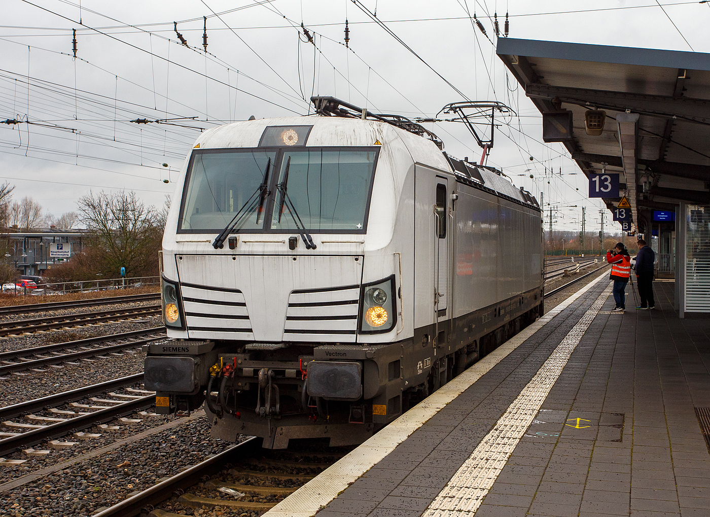 Die „wei�e“ an die TX Logistik AG (Bad Honnef) vermietete Siemens Vectron MS 193 582 (91 80 6193 582-4 D-ATLU) der Alpha Trains Luxembourg s.�.r.l. (Luxembourg) f�hrt auf Tfzf (Triebfahrzeugfahrt) durch den Hbf Hamm (Westfalen) in Richtung Rangierbahnhof.

Die Vectron MS in der A10-Version hat Zulassungen f�r Deutschland, �sterreich, Niederlande, Slowakei, Polen, Tschechien und Ungarn (D/A/NL/SK/PL/CZ/H).
