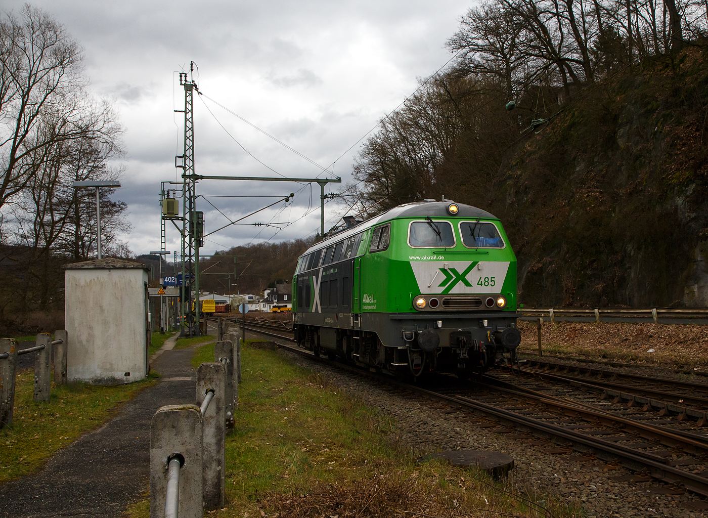 Die AIXrail 485 alias 218 485-1 (92 80 1218 485-1 D-AIX) der AIXrail GmbH fährt am 23.03.2023 auf Tfzf (Triebfahrzeugfahrt) bzw. Lz (Lokzug) durch Scheuerfeld (Sieg) in Richtung Köln.

Die V 164 wurde 1978 von der Krauss-Maffei AG in München-Allach unter der Fabriknummer 19800 gebaut und an die DB geliefert, 2018 wurde sie bei der DB ausgemustert und an die AIXrail GmbH in Aachen verkauft.

Die Lok hat die Zulassungen für D, A, CH, F, DK und SC.
