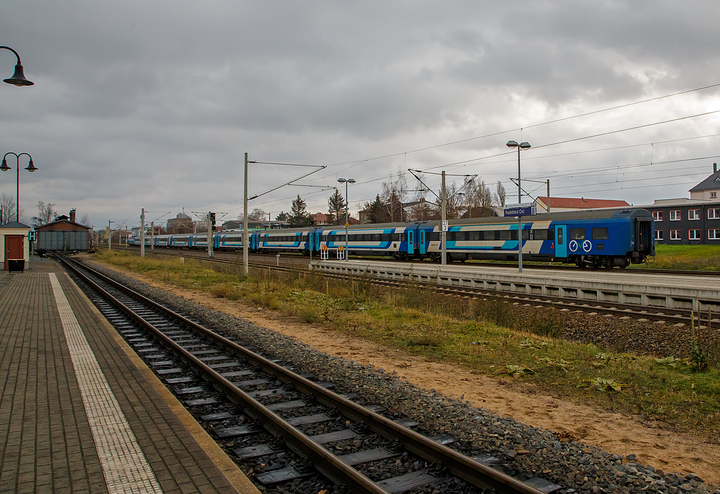 Die an die ČD - České dráhy a.s. (Praha / Prag) vermietete Siemens Vectron MS 193 297-9  Seppl  (91 80 6193 297-9 D-ELOC) der ELL - European Locomotive Leasing (Wien) rauscht am 07.12.2022, mit dem ungarischen MÁV-START EC 253 (Hamburg-Altona – Dresden – Prag - Bratislava - Budapest-Nyugati), durch Radebeul Ost in Richtung Dresden. 

Ich stehe am Bahnsteig der Lößnitzgrundbahn, sächsische Schmalspurbahn Radebeul Ost–Radeburg der SDG - Sächsische Dampfeisenbahngesellschaft mbH, links der Lokschuppen.
