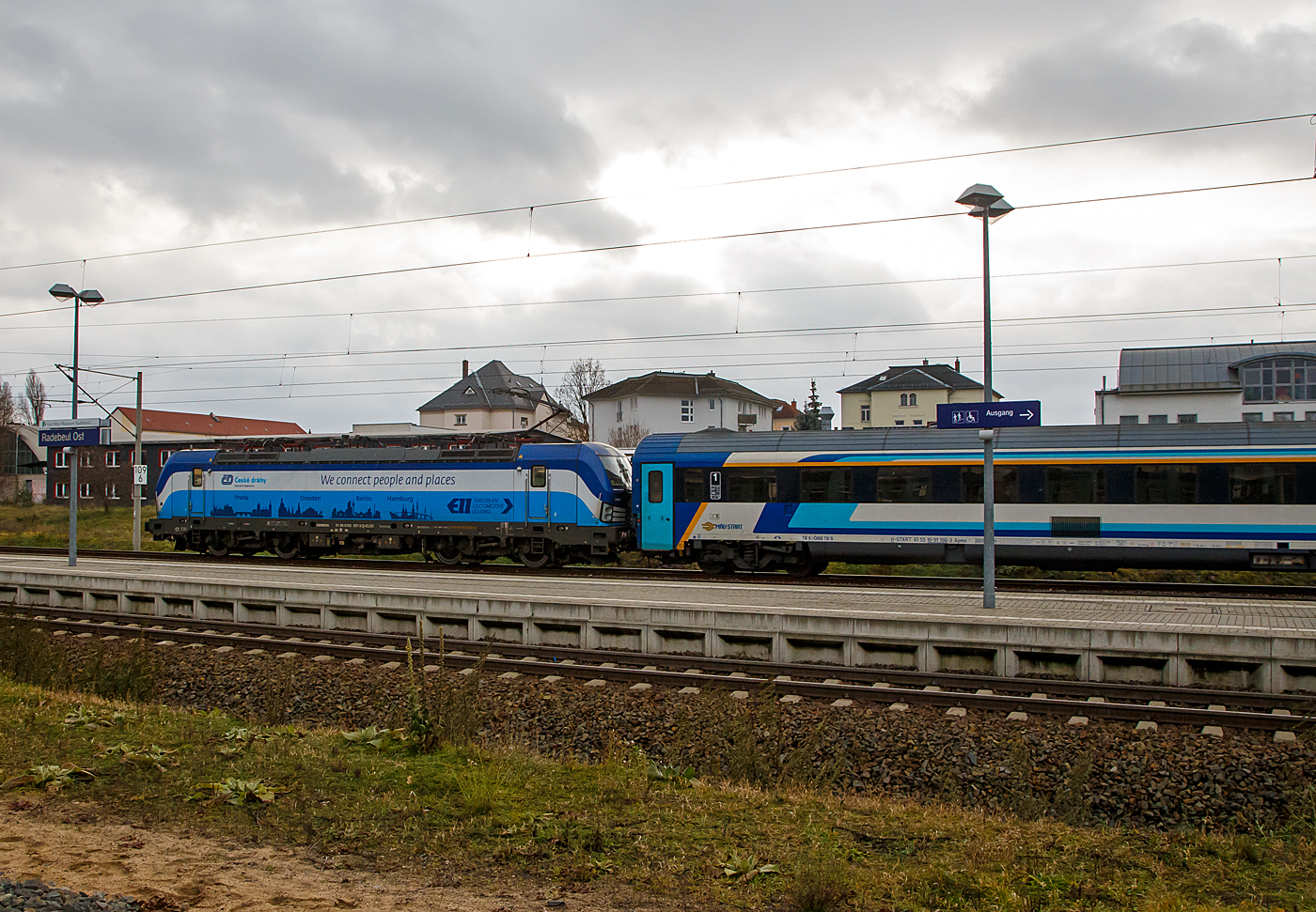Die an die ČD - České dráhy a.s. (Praha / Prag) vermietete Siemens Vectron MS 193 297-9  Seppl  (91 80 6193 297-9 D-ELOC) der ELL - European Locomotive Leasing (Wien) rauscht am 07.12.2022, mit dem ungarischen MÁV-START EC 253 (Hamburg-Altona – Dresden – Prag - Bratislava - Budapest-Nyugati), durch Radebeul Ost in Richtung Dresden. 

Die Siemens Vectron MS wurde 2017 von Siemens Mobilitiy in München-Allach unter der Fabriknummer 22235 gebaut und an die ELL geliefert. Die Vectron MS mit einer Leistung von 6.4 MW ist für 200 km/h, 
in Deutschland, Österreich, Ungarn, Polen, Tschechien, Slowakei und Rumänien (D/A/H/PL/CZ/SK/RO) zugelassen.