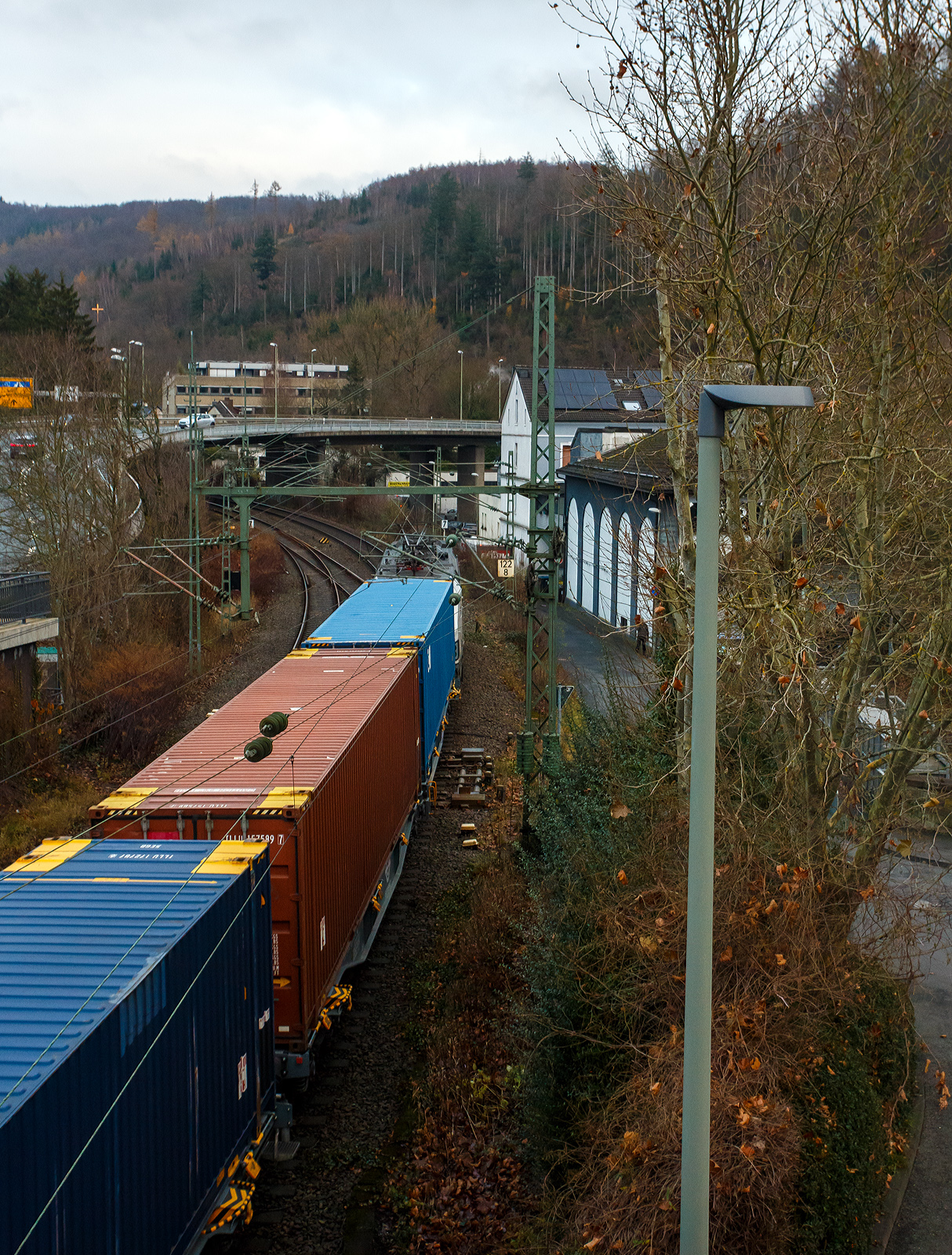 Die an die FRACHTbahn Traktion GmbH (Wien) Siemens Vectron MS – 6193 680 (91 80 6193 680-6 D-ELOC) der ELL - European Locomotive Leasing (Wien) fährt am 04 Dezember 2025 mit einem Containerzug durch Betzdorf/Sieg in Richtung Siegen.

Die Multisystemlokomotive Siemens Vectron MS wurden 2022 von der Siemens Mobility GmbH in München-Allach unter der Fabriknummer 23031 und gebaut und in den Pool der Siemens Mobility GmbH als 193 680 (91 80 6193 680-6 D-SIEAG) eingereiht. Anfang 2024 wurde sie an die ELL, wo so nun wohl der 222te Vectron der ELL ist.

Diese Vectron Lokomotive ist als MS – Lokomotive (Mehrsystemlok) mit 6.400 kW Leistung und 160 km/h Höchstgeschwindigkeit konzipiert. Sie wurde in der Vectron Variante MS A35 und hat so die Zulassung für Deutschland, Österreich, Italien, Ungarn, Tschechien, Polen, Slowakei, Kroatien, Slowenien, Rumänien und Bulgarien (D / A / I / H / CZ / PL / SK / HR / SLO / RO / BG). 

Die SIEMENS Vectron MS der Version A 35 besitzt die Zugsicherungssysteme ETCS BaseLine 3, sowie für Deutschland (PZB90 / LZB80 (CIR-ELKE I)), für Österreich (ETCS Level 1 mit Euroloop, ETCS Level 2, PZB90 / LZB80), für Italien (SCMT), für Ungarn (ETCS Level 1, EVM (Mirel)), für Tschechien und die Slowakei (LS (Mirel)), für Polen (SHP), sowie für Kroatien, Slowenien, Rumänien und Bulgarien (PZB90).
