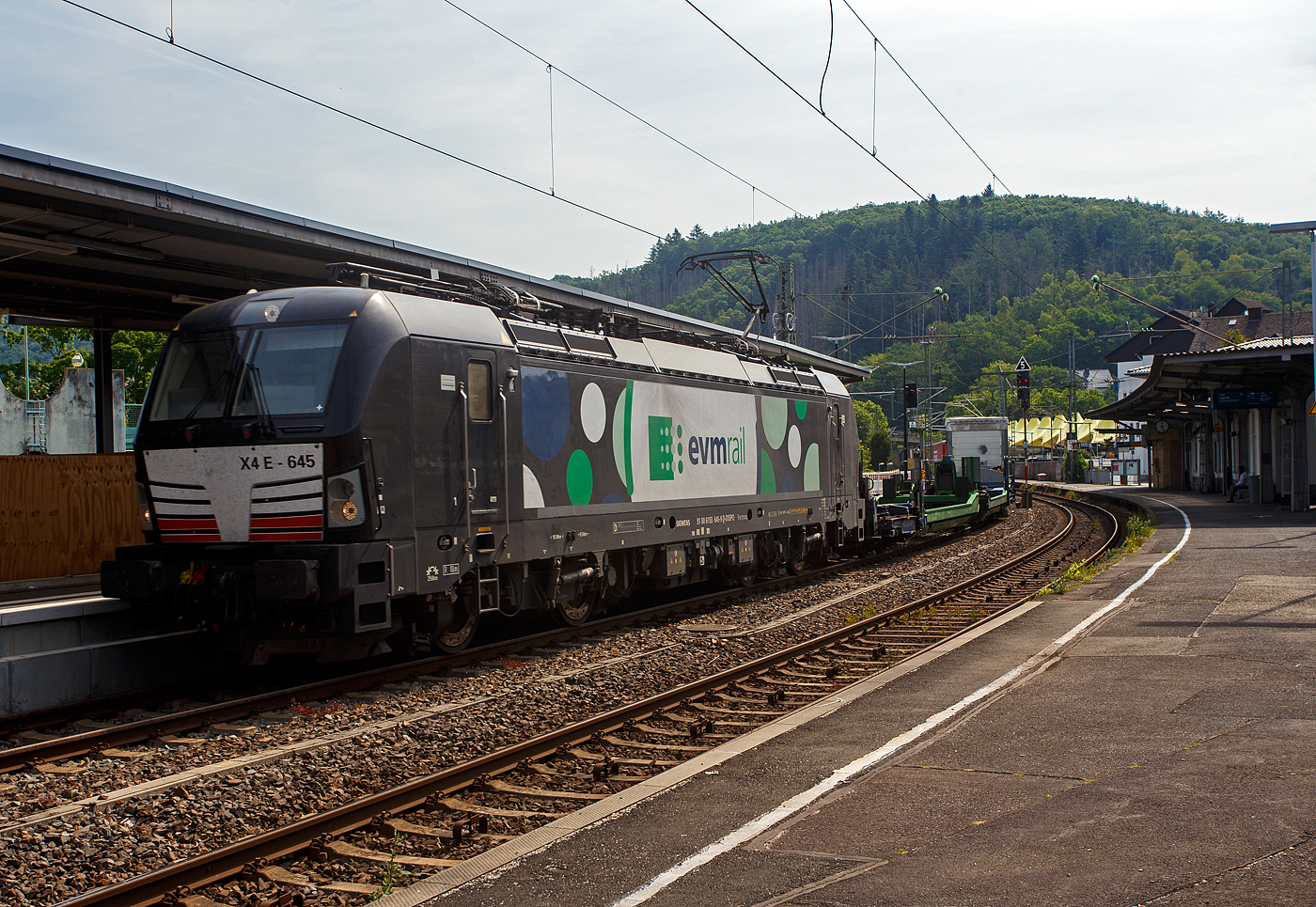 Die an die italienische EVM Rail S.r.l. (Saluzzo / I) vermietete Siemens Vectron MS - X4 E - 645 /193 645 (91 80 6193 645-9 D-DISPO) der Beacon Rail Capital Europe GmbH, München (BRCE / DISPO) fährt am 18 Juni 2025 HELROM Trailer Zug Wien – Düsseldorf, einem besonderen KV-Zug, durch den Bahnhof Betzdorf (Sieg) in Richtung Köln.

Die Siemens Vectron MS - 6.4 MW wurde 2016 von Siemens in München-Allach unter der Fabriknummer 22169 gebaut. Sie hat die Zulassungen für Deutschland, Österreich und Italien, sie hat eine Höchstgeschwindigkeit von 160 km/h. Die Lok wurde an die MRCE - Mitsui Rail Capital Europe GmbH in München ausgeliefert, seit September 2023 hat die Beacon Rail Metro Finance B.V. die Mitsui Rail Capital Europe B.V. (Amsterdam) und somit auch die Mitsui Rail Capital Europe GmbH im München übernommen, so firmiert sie nun als Beacon Rail Capital Europe GmbH, München (BRCE / DISPO).