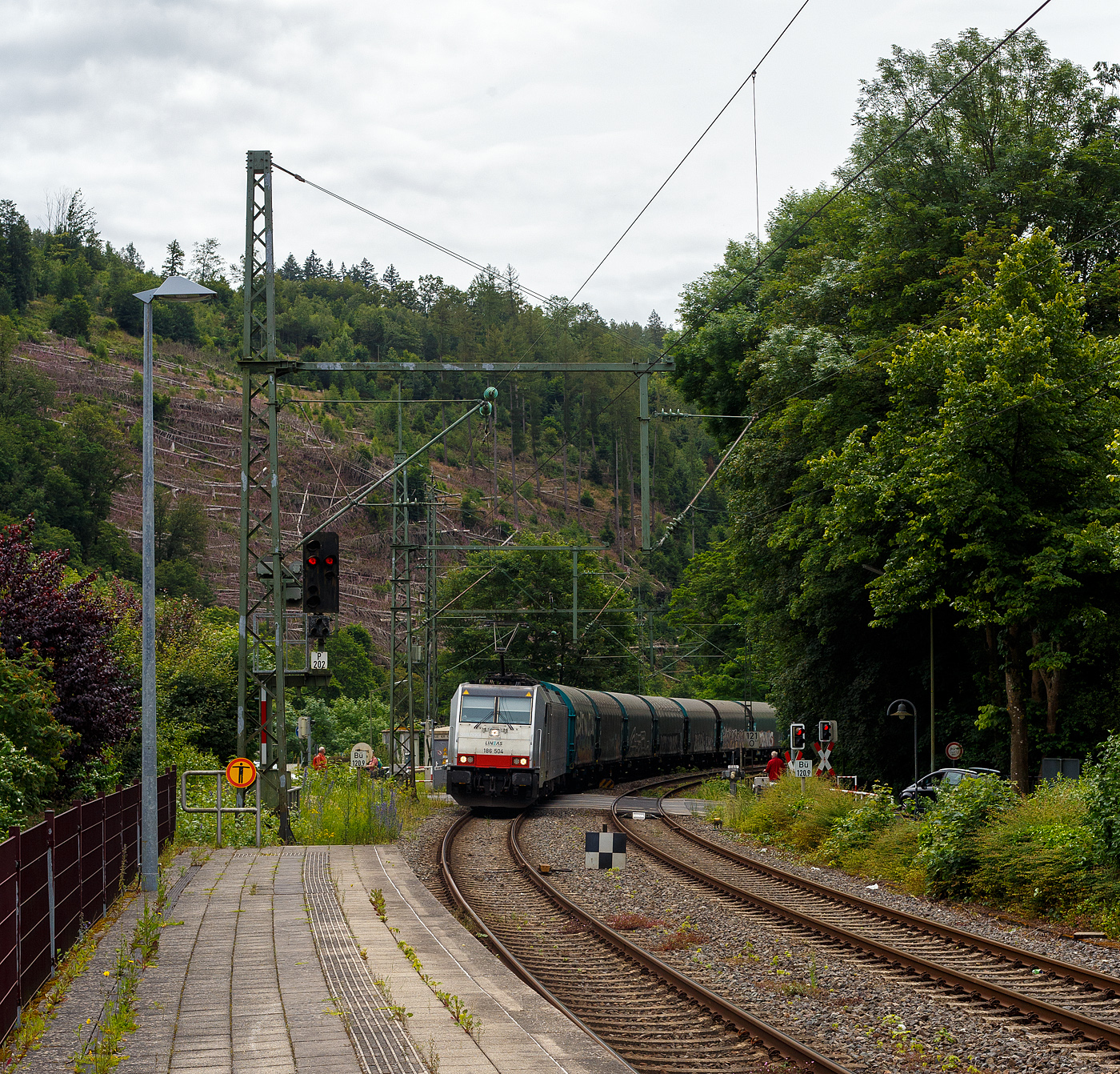 Die an die LINEAS Group NV/SA vermietete 186 504 (91 80 6186 504-7 D-Rpool) der Railpool GmbH (München) fährt am 08.04.2022 mit einem Coilzug durch den Bahnhof Kirchen (Sieg) in Richtung Siegen.

Die Bombardier TRAXX F140 MS(2E) wurde 2018 von Bombardier in Kassel unter der Fabriknummer KAS 35553 gebaut und an die Railpool ausgeliefert. Die Multisystemlokomotive hat die Zulassungen bzw. besitzt die Länderpakete für Deutschland, Österreich, Schweiz, Italien, Belgien und die Niederland (D/A/CH/I/B/NL).
