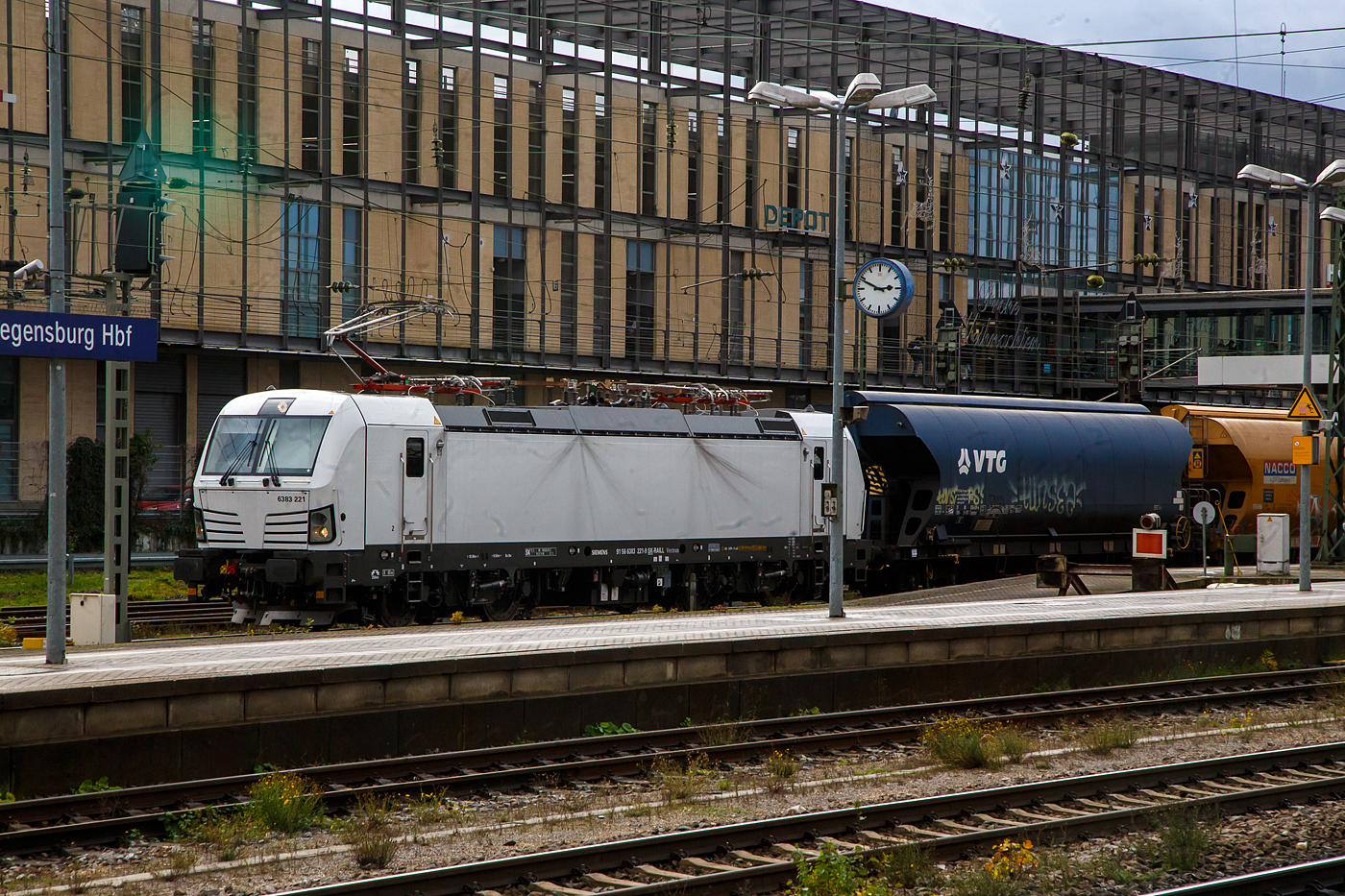 Die an die LOKORAIL, a.s. (Bratislava) vermietete Siemens Vectron MS 6383 221-9 (91 56 6383 221-9 SK-RAILL) der S Rail Lease s.r.o. (Bratislava, Slowakei) f�hrt am 24.11.2022 mit einem Getreidezug (Wagen der Gattung Tagnpps) durch den Hauptbahnhof Regensburg.

Die SIEMENS Vectron MS in der Variante A17 ist recht neu, sie wurde 2022 von Siemens Mobilitiy in M�nchen-Allach unter der Fabriknummer 23021 gebaut. In der Variante A17 hat sie die Zulassungen f�r neun L�nder und zwar f�r Slowakei, Deutschland, �sterreich, Ungarn, Polen, Tschechien, Kroatien, Rum�nien und die Slowenien SK/D/A/H/PL/CZ//HR/RO/SLO). 
