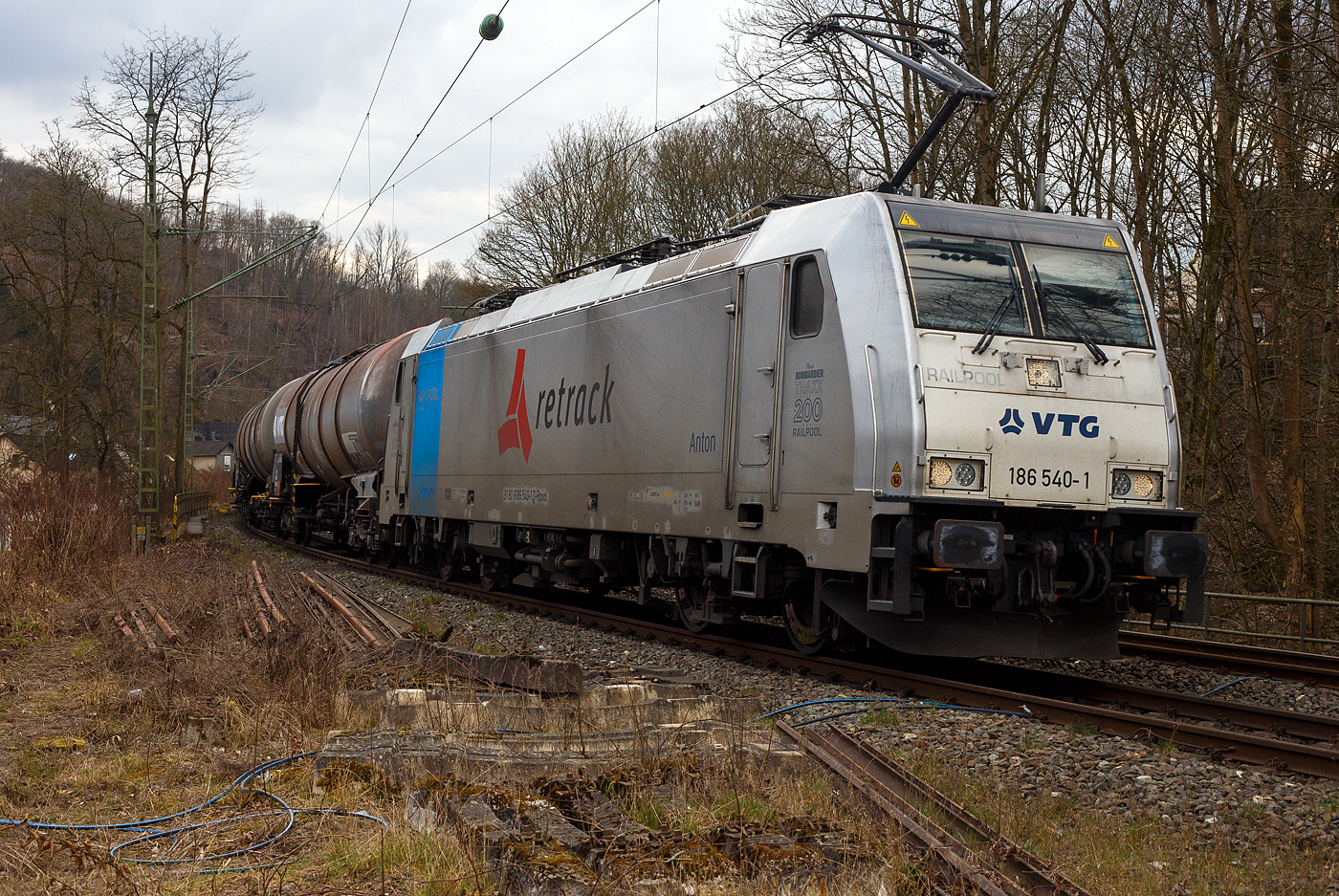 Die an die Retrack Germany GmbH (Hamburg) vermietete Railpool 186 540-1  Anton  (91 80 6186 540-1 D-Rpool) fährt am 14 März 2025 mit einem Kesselwagenzug durch Kirchen an der Sieg in Richtung Siegen. Sie trägt Aufkleber „Bombardier TRAXX Nr. 200 für Railpool“. 

Die Bombardier TRAXX F140 MS(2E) wurde 2020 von Bombardier in Kassel unter der Fabriknummer 35654 gebaut und an die Railpool ausgeliefert. Sie ist damit die 200te Bombardier TRAXX-Lok für die Railpool GmbH (München). Die Multisystemlokomotive hat die Zulassungen bzw. besitzt die Länderpakete für Deutschland, Österreich, Polen, Tschechien, Slowakei, Ungarn und die Niederland (D/A/PL/CZ/SK/HU/NL).